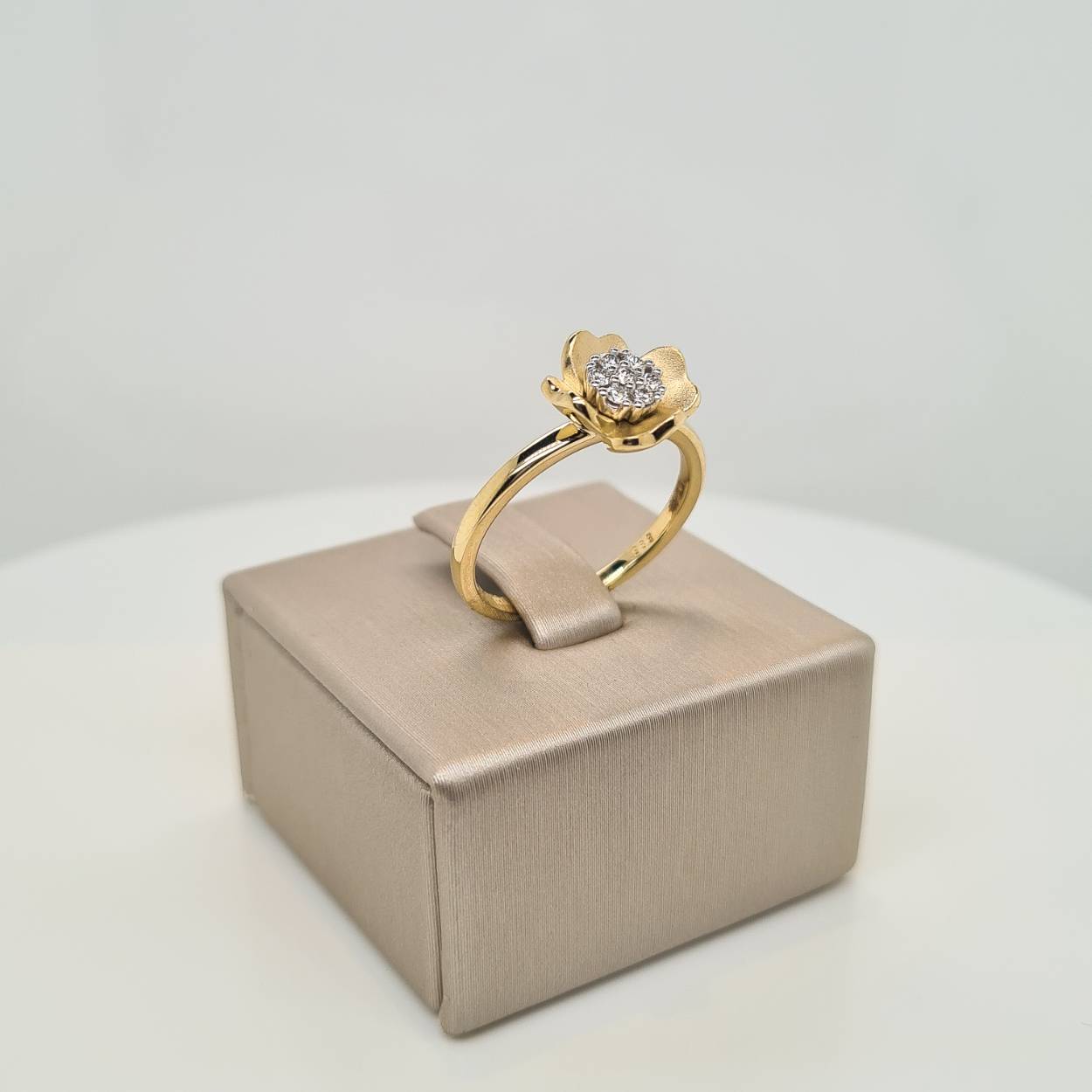 Prachtige 14 karaat gouden ring in de vorm van een bloem. De ring is bezet met diamant, 0.11crt. De maat van de ring is 53.

Tevens bijpassende oorknoppen beschikbaar. 