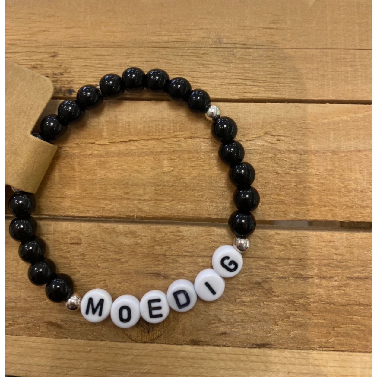 FOY: focus on You . Lief armbandje met natuurstenen en zilveren balletjes.( blauwe agaat) en een positieve tekst, om jezelf of een ander er aan te herinneren dat je belangrijk bent.
