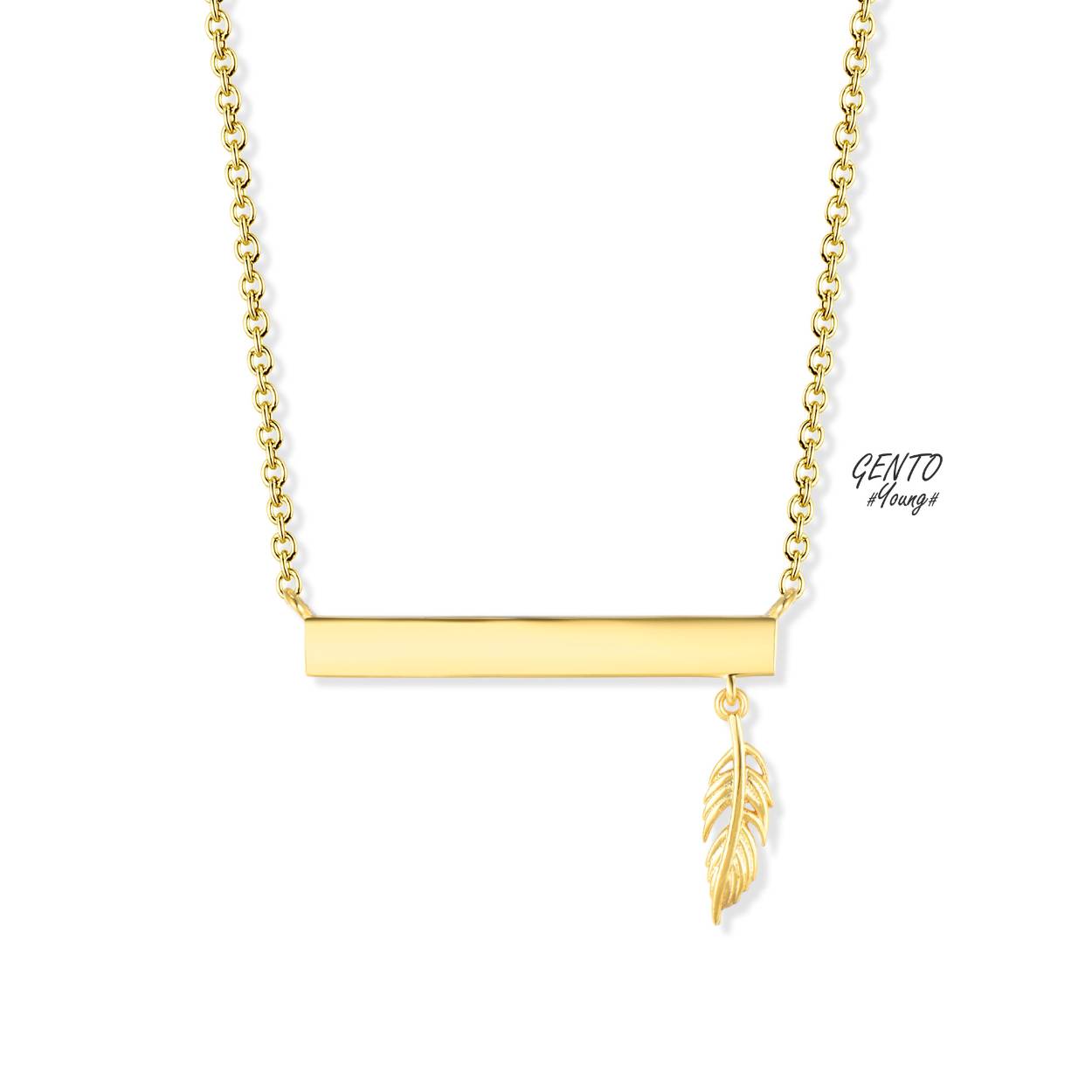 Goudkleurige ketting (40-45 cm) met naamplaat en pluimpje 
Materiaal: 925 zilver, verguld met 18 kt
Dit juweel kan gegraveerd worden, neem hiervoor contact op met ons.