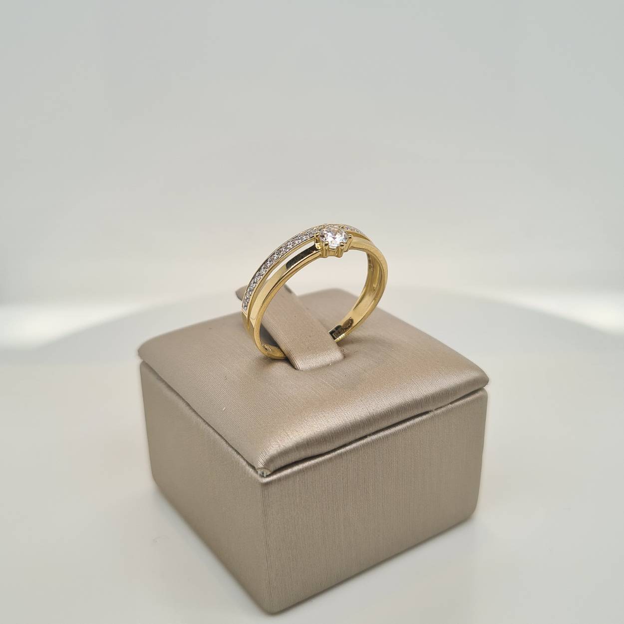 Prachtige 14 karaat gouden ring met zirkonia. De maat van de ring is 54 ( 17 1/4). Heeft u een andere maat, neem dan gerust contact met ons op.