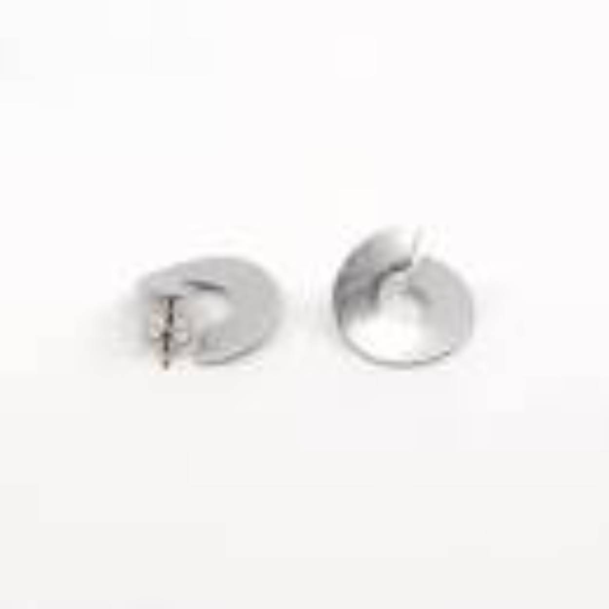 De aluminium sieraden van OTRACOSA zijn voor mensen die houden van heldere vormen en kleuren. De kettingen en oorbellen zijn van roestvrij staal, gecombineerd met geanodiseerd aluminium in allerlei verschillende kleurencombinaties.

Deze oorbellen van Otracosa zijn gemaakt van geanodiseerd aluminium en de stekers zijn van edelstaal.
Doorsnede buitenkant: 2,0 cm
Doornsede binnenkant: 0,8 cm