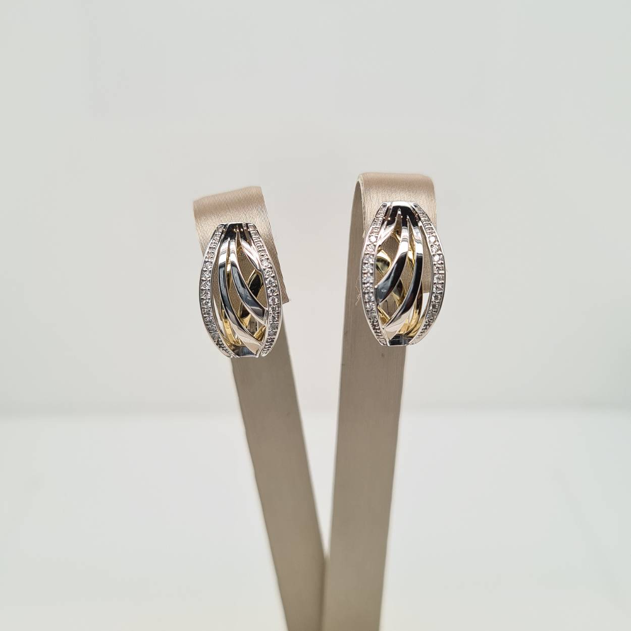 Prachtige 14krt bicolor klapcreolen met diamant 0,12crt SI H