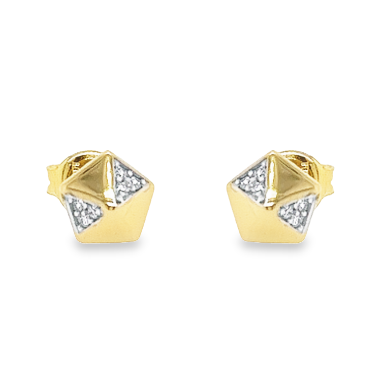 Deze 14-karaats geel gouden oorstekers zijn ontzettend leuk! Deze 5-hoekige piramide oorstekers zijn op 2 vlakken gezet met 3 kleine Briljant geslepen zirkonia stenen, wat zorgt voor een schitterend effect.