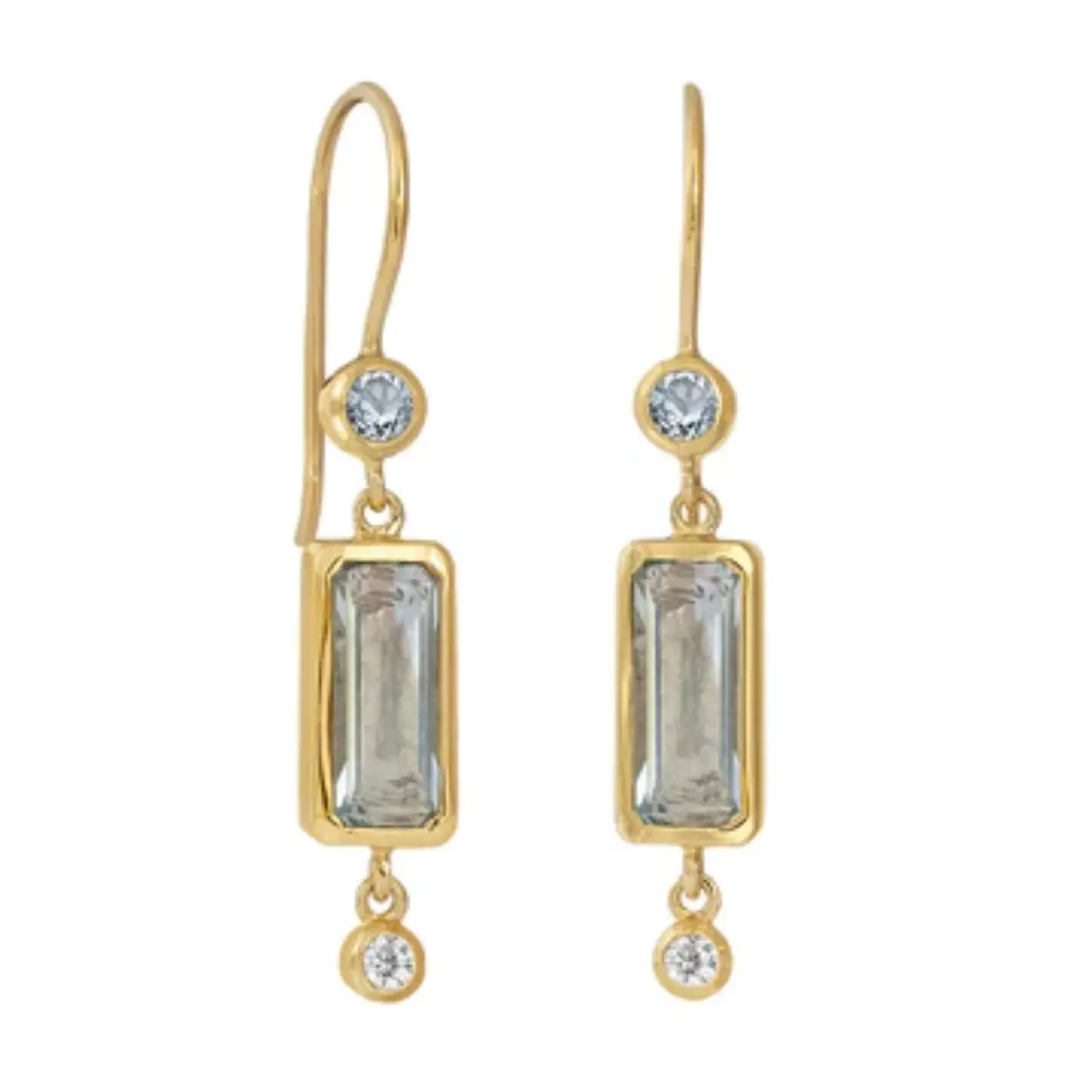 Oorbel - Petite Octagon (GP)
80704351

Deze geel goud vergulde oorbellen bevatten elk een 10 x 4 mm blauwe kwarts octagon facetgeslepen, een ronde 2,5 mm blauwe topaas en een 2 mm ronde zirkonia. De lengte van de oorbellen is +/- 2,3 cm