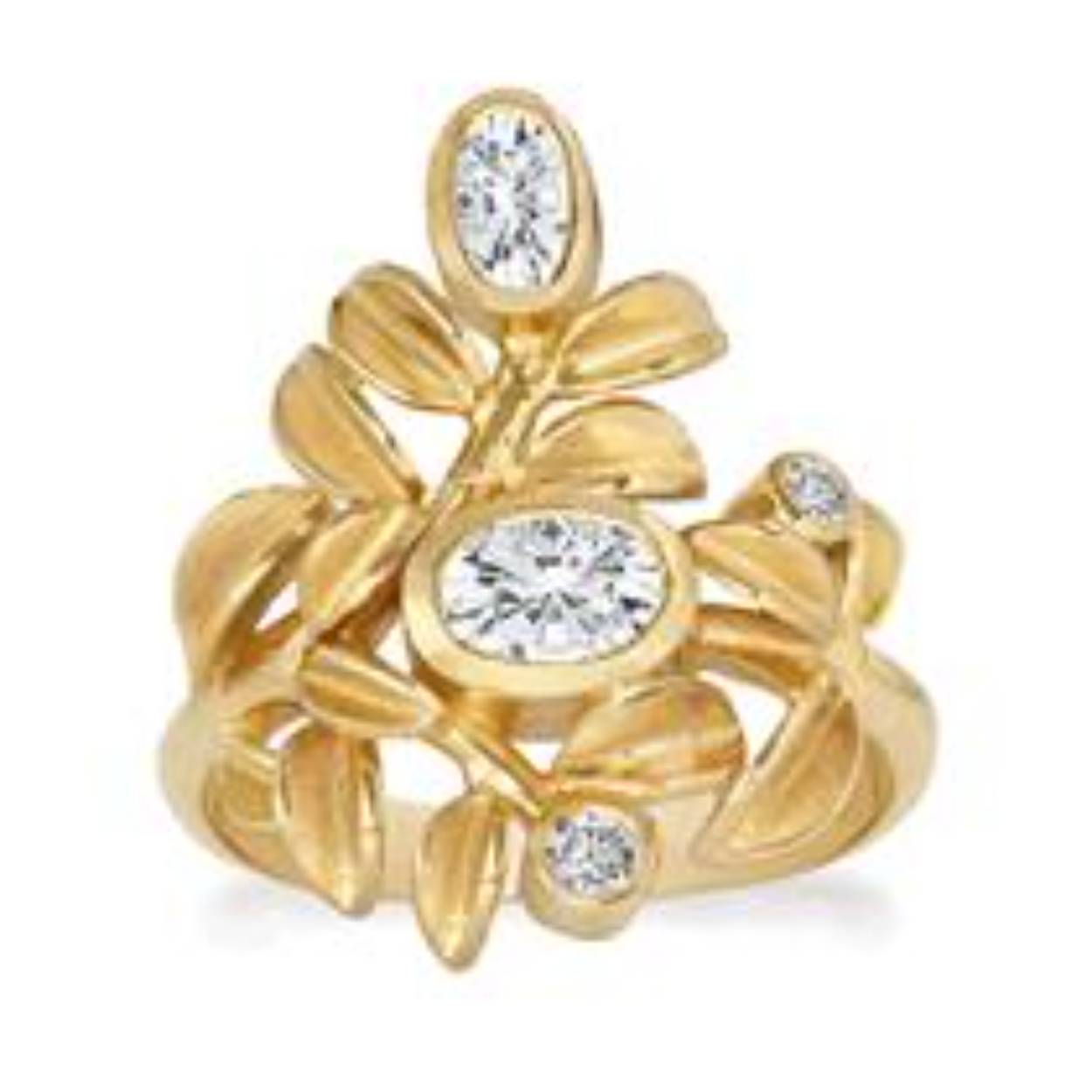 Deze geel goud vergulde ring bevat een witte topaas van 6 x 4 mm, 5 x 3 mm en twee ronde witte topazen van 2,5 mm en 2 mm. De stenen zijn omringd door geel goud vergulde blaadjes.