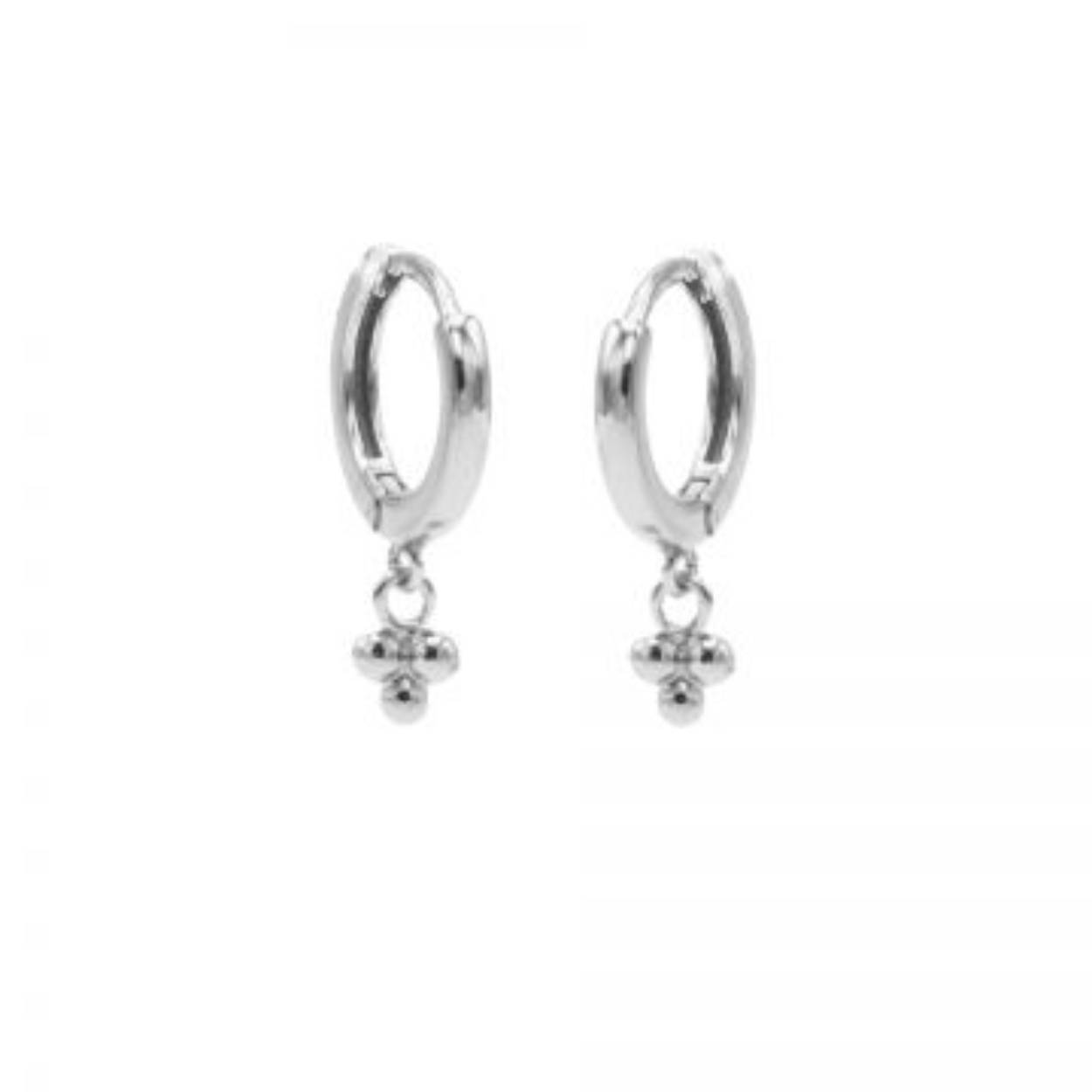 Karma hinged symbols hoops. Mooie creool met clip sluiting en de hanger hangt onder de oorbel in een klein ringetje. De oorbellen zijn verkrijgbaar in 3 verschillende kleuren, Rose, Goud en Zilver. De lengte van de totale oorbel is 26mm. Karma sieraden worden gemaakt van de beste materialen. Zo is dit sieraad gemaakt van sterling zilver . Karma oorbellen staan heel leuk in jouw earparty en kunnen bij elke gelegenheid worden gedragen