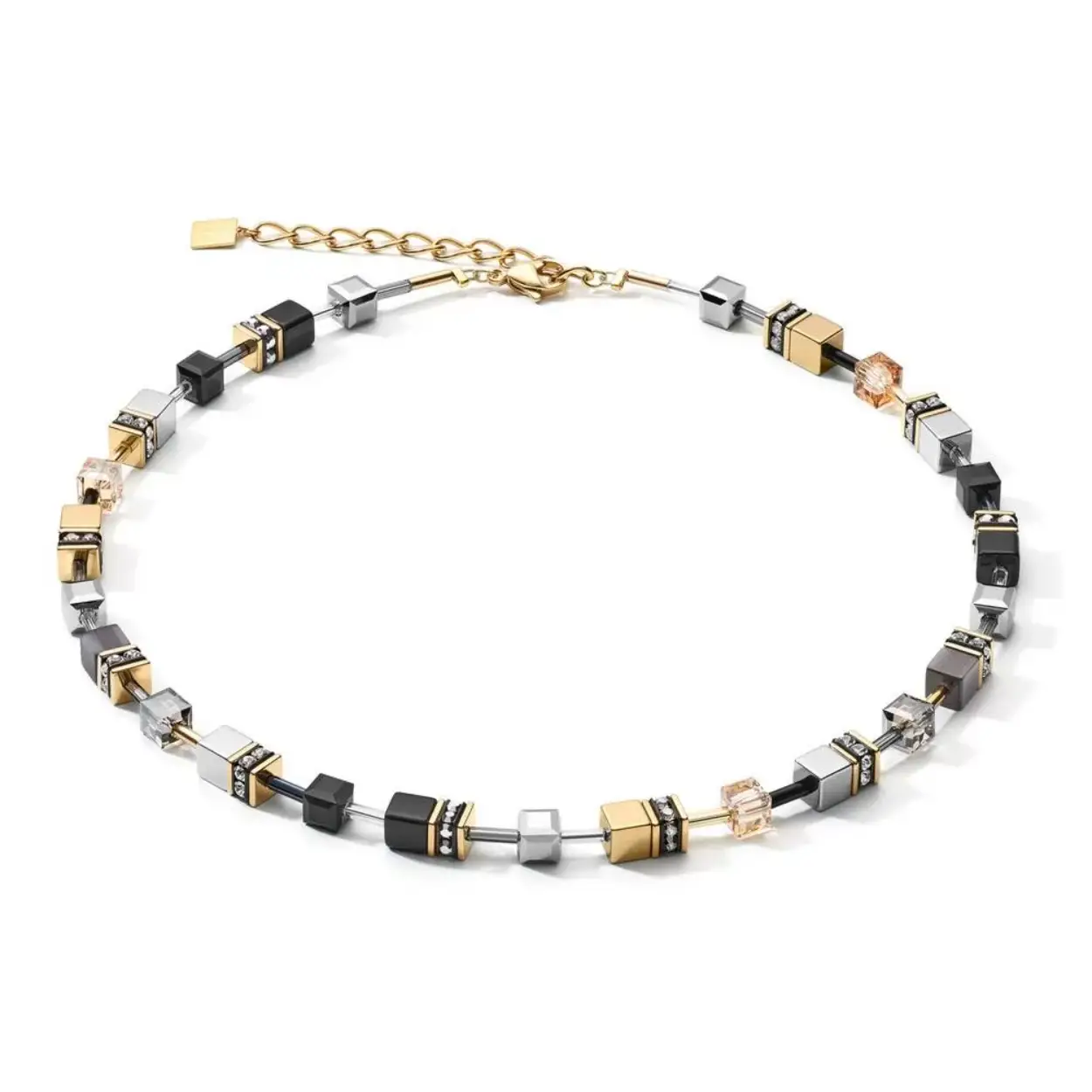 Verguld roestvrij staal collier in sprankelende, natuurlijke tinten, handgemaakt met glinsterende Swarovski®-kristallen, glas, strass rondellen, hematiet met een afwerking van titaniumoxide en synthetisch tijgeroog voor een opvallende, glamoureuze look.

Deze ketting uit de GeoCUBE collection van Coeur de Lion is 42 tot 48 cm, dikte van de blokjes is 0,6 cm. De sluiting van roestvrij staal, goudverguld.

Bijpassende armband en oorbellen zijn ook verkrijgbaar.