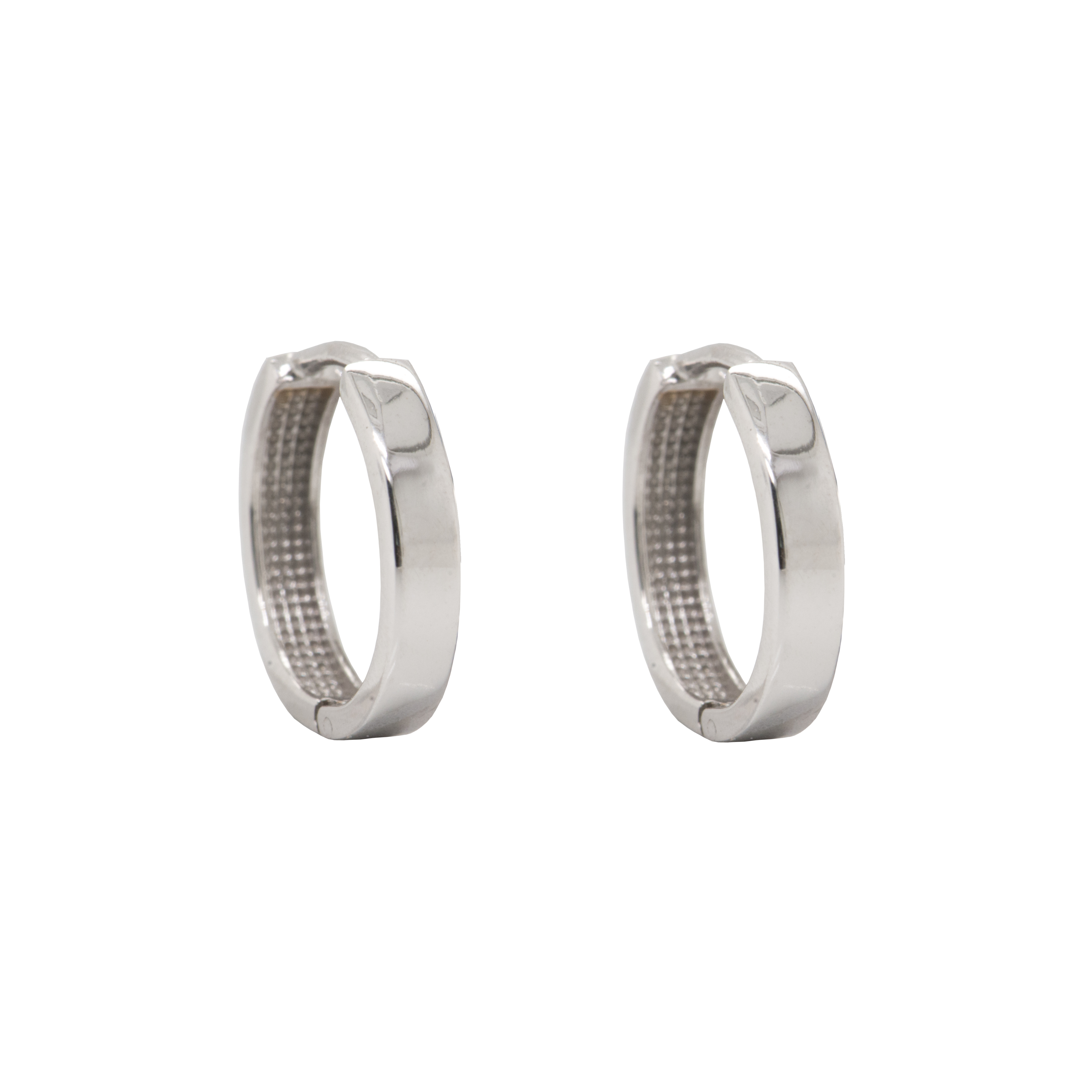 Deze witgouden oorringen zijn volledig glad gepolijst en plat van vorm. Deze oorringen zijn perfect voor iemand wie houdt van witgoud.