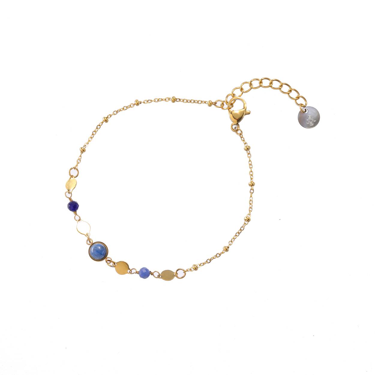  Van simpele subtiele kralenbandjes tot bredere statement stukken, we ontdekken steeds weer de nieuwste trends en passen deze toe in al onze designs.

De vele ontwerpen armbanden in onze collectie zijn goed met elkaar te combineren om een leuke armparty te creëren, maar ook met 1 armband maak je je outfit al compleet.

Waar onze bijoux armbanden vaak net wat stoerder zijn, vind je in onze stainless steel collectie (te herkennen aan de kraftbruine kaartjes) dunnere en fijnere armbandjes.