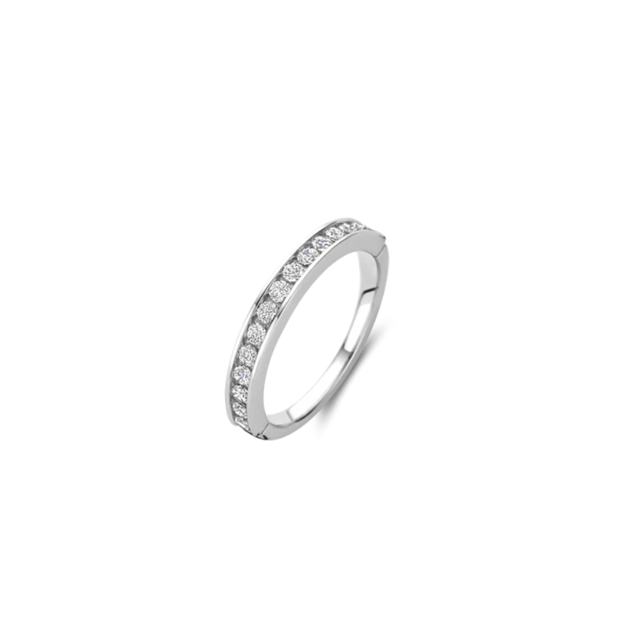 Een mix van moderne minimalisme en klassieke elegantie, deze TI SENTO zilveren ring 12336ZI is een bewijs van blijvende stijl. Gemaakt van 925 sterling zilver en verguld met platina voor een langdurige schittering, beschikt deze ring over een opvallende rij verblindende witte cubic zirconia stenen. Geïnspireerd door de strakke lijnen van het mid-century modern design, is dit sieraad een tijdloze aanvulling op elke juwelenverzameling. Het ingetogen maar impactvolle ontwerp van de ring maakt het een veelzijdig accessoire, geschikt voor zowel casual als formele gelegenheden. Laat deze ring de basis vormen van je verfijnde esthetiek. Draag de ring alleen voor een minimalistische statement of combineer hem met andere TI SENTO sieraden voor een samengestelde look die tijdloze charme uitstraalt. Met zorg vervaardigd voor gevoelige huid, garandeert deze nikkelvrije en hypoallergene ring langdurig comfort en kwaliteit.