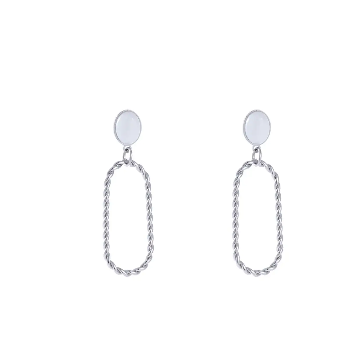 Van grote statement oorbellen tot klassieke oorringetjes of – knopjes - in onze collectie komen oorbellen in alle soorten en maten terug, maar steeds van mooie kwaliteit en in lijn met de laatste nieuwe trends.

Twisted oval stones 