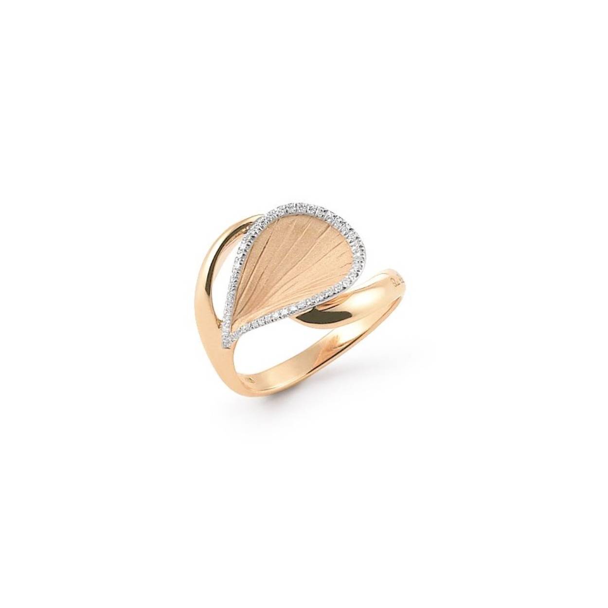 18krt gouden ring met diamant 0,11crt uit de Goccia Collectie van AnnaMaria Cammilli. De kleur van de ring is orange apricot, een zachte oranje kleur, zo delicaat als de kleur van een abrikoos. Voor een verfijnde impact op de huid

Ringmaat: 54 ( 17 1/4 ). Heeft u een andere maat, neem dan gerust contact met ons op.

Referentienummer: GAN20061J