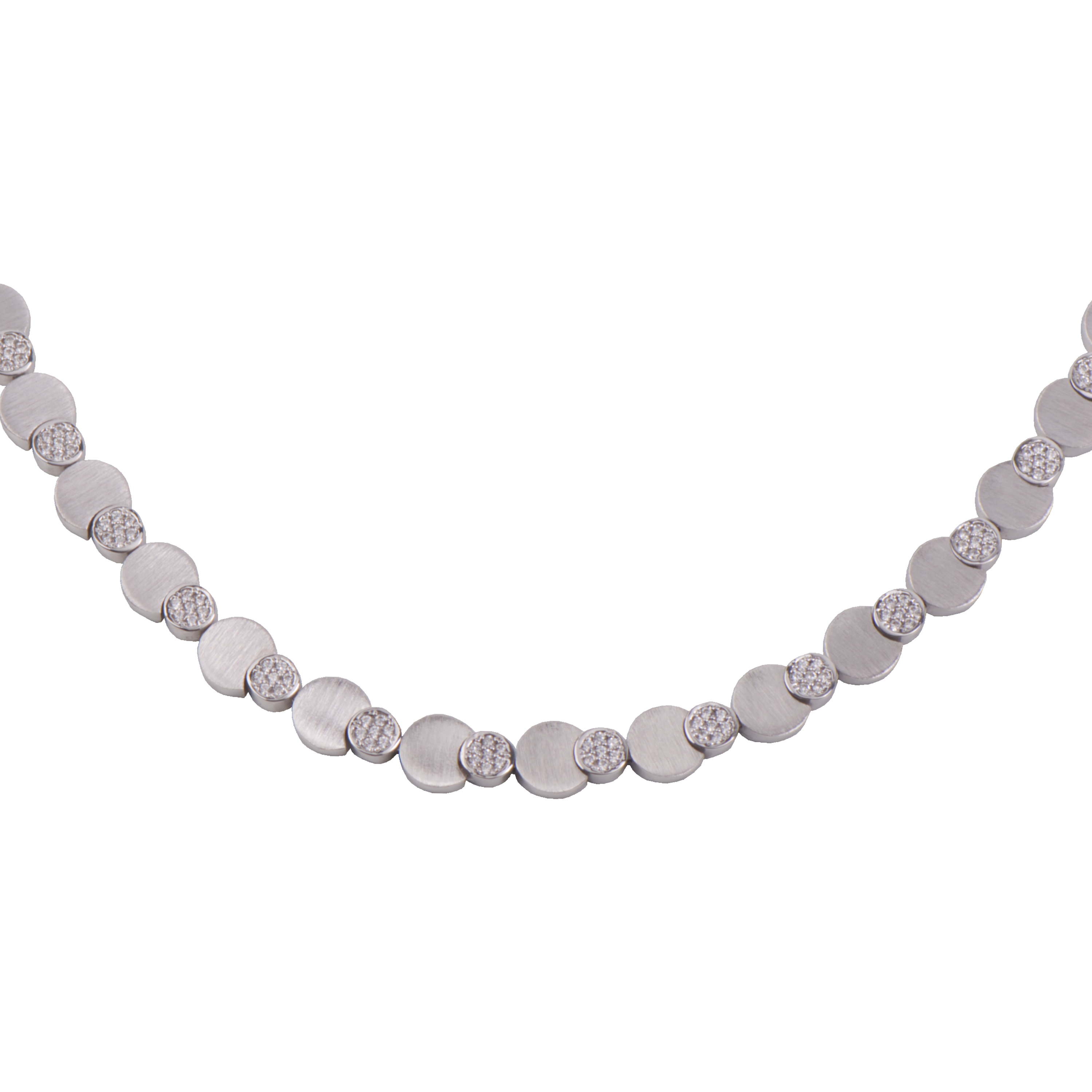 Dit collier is gemaakt van 925 zilver. Het collier is gedeeltelijk gematteerd en gedeeltelijk glad gepolijst, de combinatie van mat/ glans geeft dit collier een erg mooie uitstraling. De glanzende schakels zijn vol gezet met zirkonia steentjes. Ook heeft het collier heeft een stevig karabijnslot.
