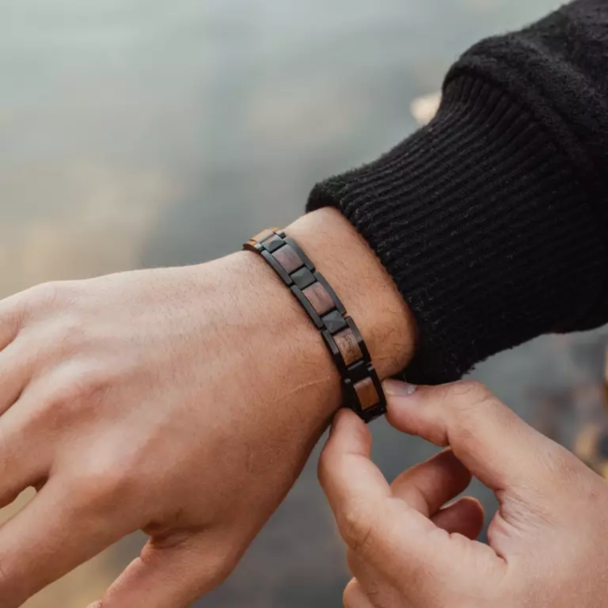 Gemaakt van fijn walnotenhout en hoogwaardig zwart roestvrij staal - een armband waarvan de combinatie van indrukwekkende kleuren en verfijnd design altijd opvalt. Draag hem als een mooie herinnering aan de belangrijke dingen in het leven of geef hem cadeau aan een speciaal iemand.