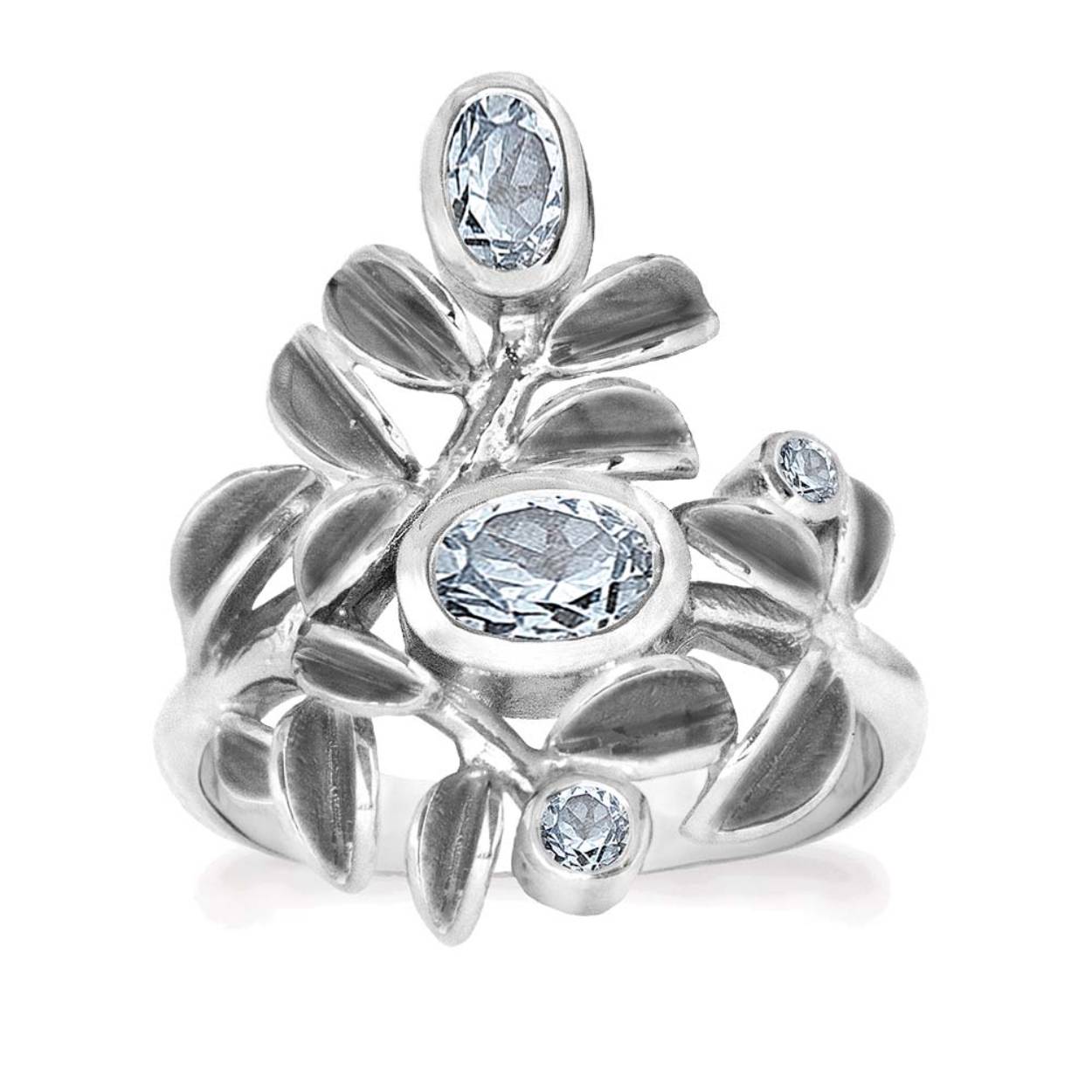 Deze sterling zilveren ring bevat een blauwe topaas van 6 x 4 mm en is omringd door geoxideerde blaadjes, een blauwe topaas van 5 x 3 mm en twee ronde blauwe topazen van 2,5 mm en 2 mm.