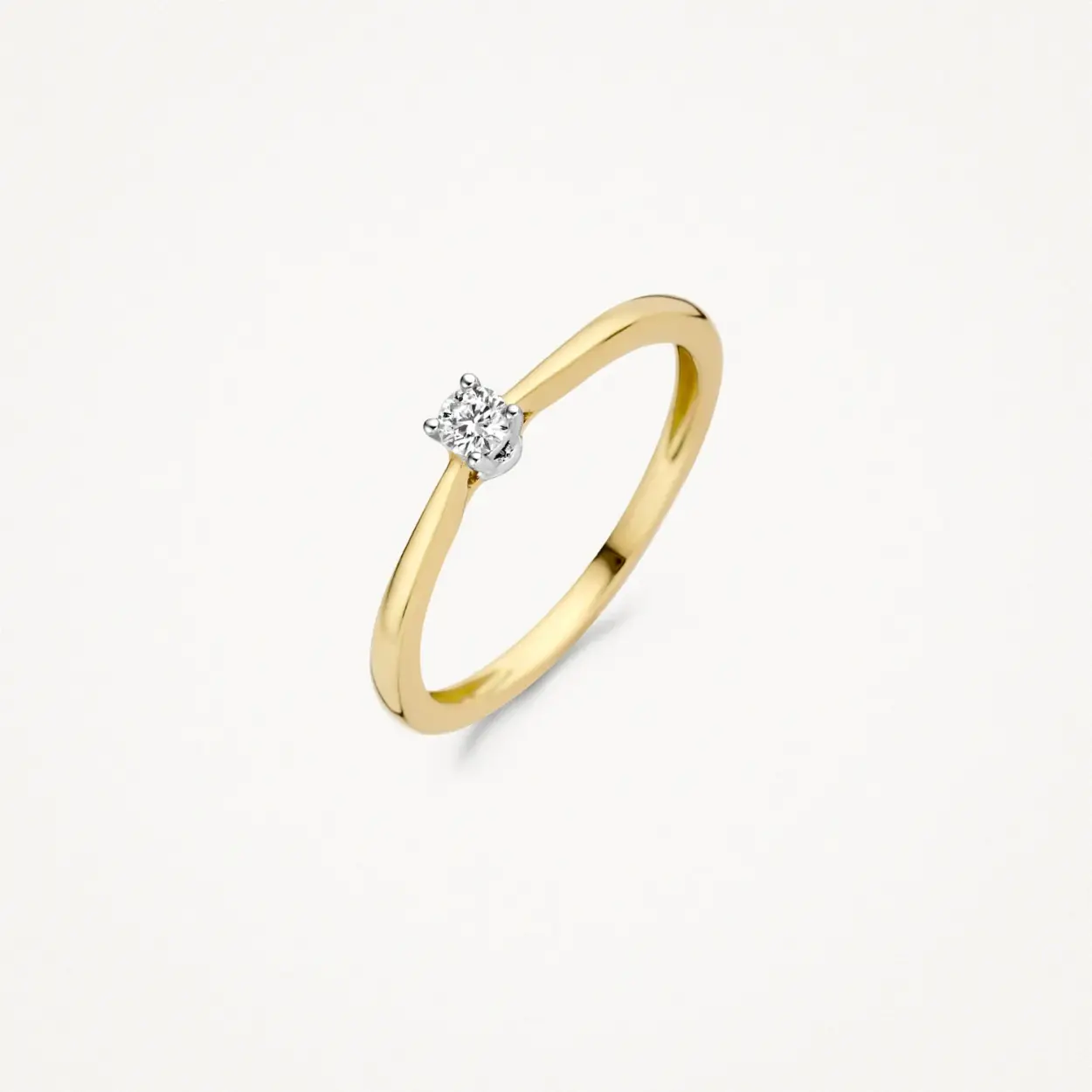 Deze elegante 14k geel- en witgouden ring wordt gesierd door een briljant geslepen diamant met een karaatgewicht van 0,10. De band heeft een doorsnee van 1,8 mm. Klassiek te dragen als solitair of net wat spannender in combinatie met andere aanschuifringen uit onze collectie.
