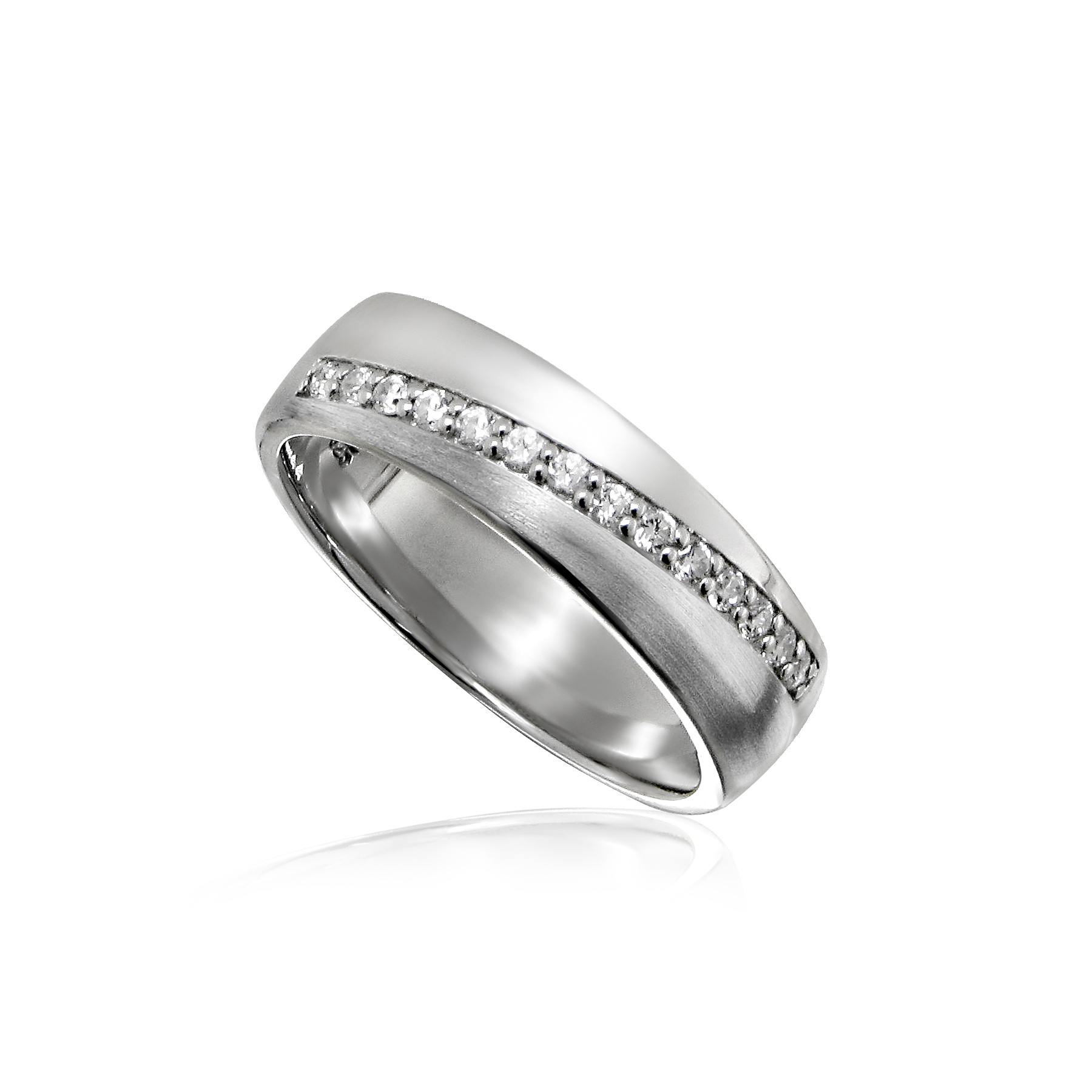 Deze 925 zilveren ring is werkelijk schitterend. De ring heeft een moderne uitstraling. De rij met briljant geslepen zirkonia stenen zorgt voor de nodige schittering. De gedeeltelijke mattering zorgt voor een bijzonder effect. Dit sieraad is onderdeel van een onwijs leuk setje van een ring, hanger en oorsieraden.

Set productnummers:
Ring: R007
Hanger: H007
Oorsieraad: O007