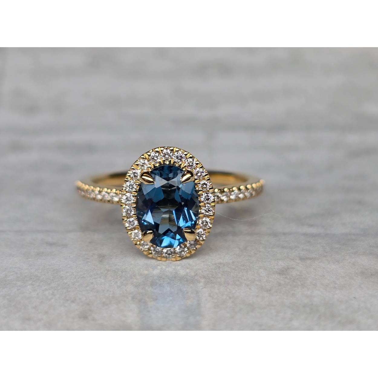 Ring goud 18kt met diamanten en topaas