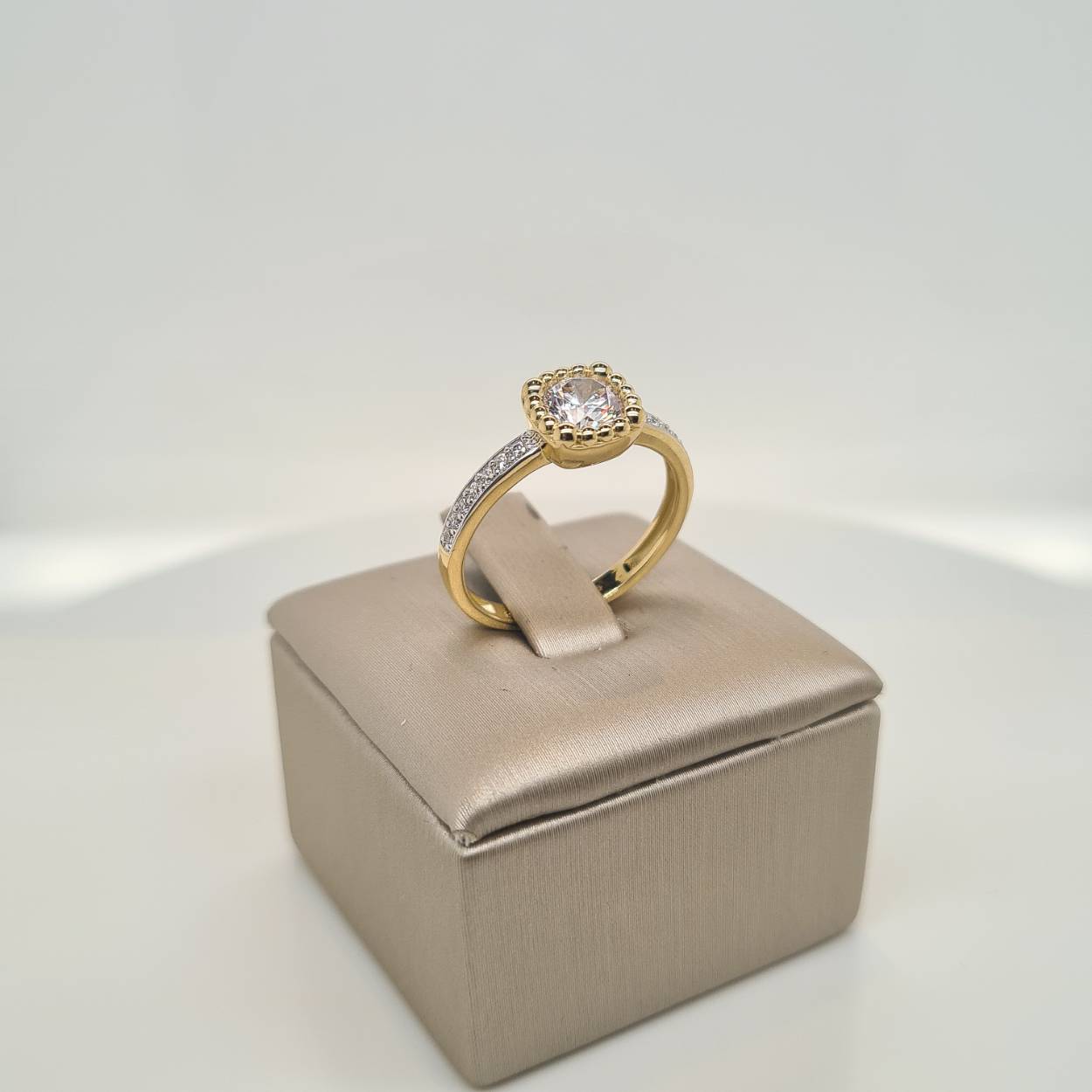 Prachtige 14 karaat gouden ring bezet met zirkonia. De maat van de ring is 18,5.