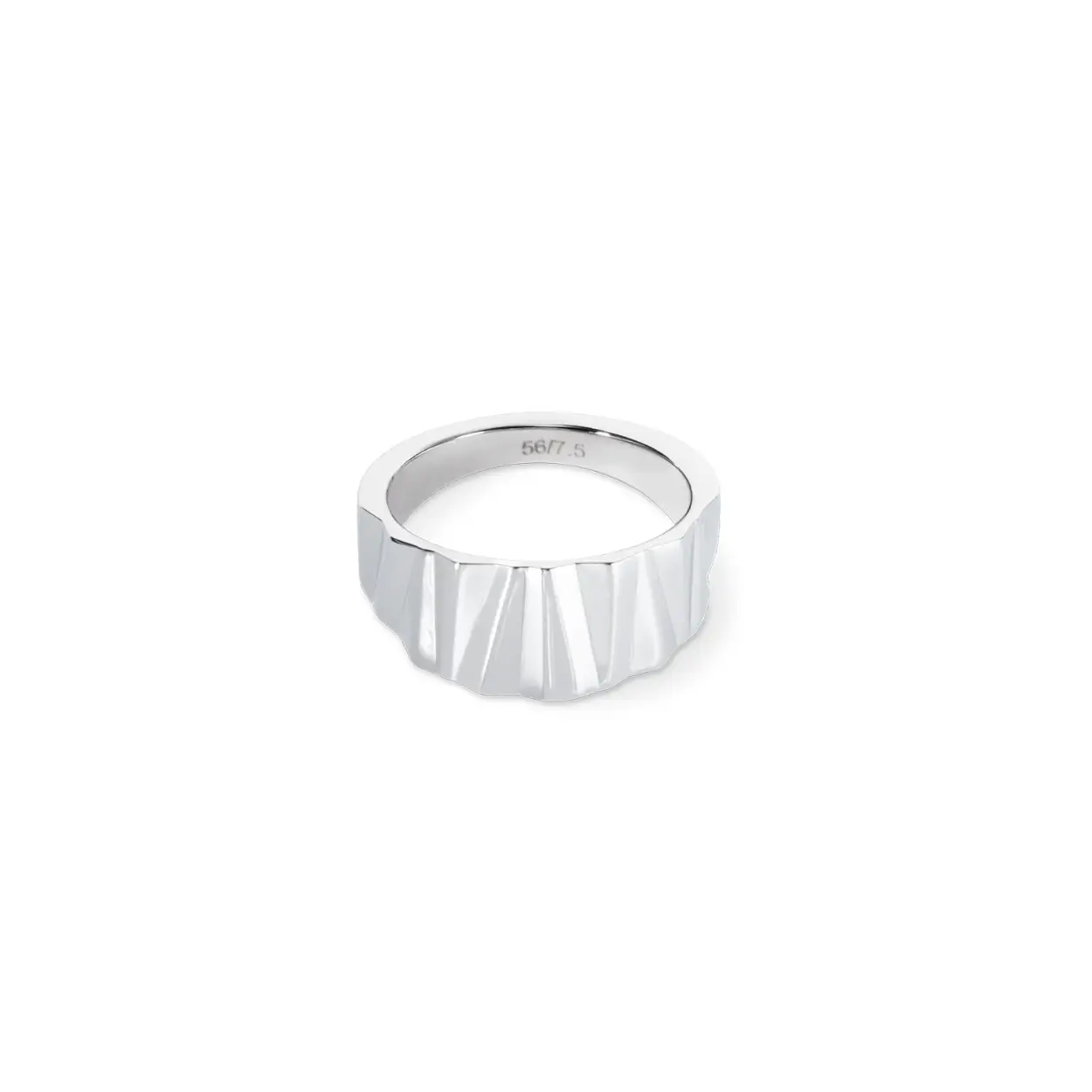 Modern minimalisme ontmoet zachte beweging: de Classic Wave Silver ring overtuigt door hoogwaardig roestvrij staal en een subtiele golfstructuur die het licht elegant reflecteert. Of je hem nu solo draagt ​​of als onderdeel van een coole stapellook: dit sieraad is altijd de juiste keuze.