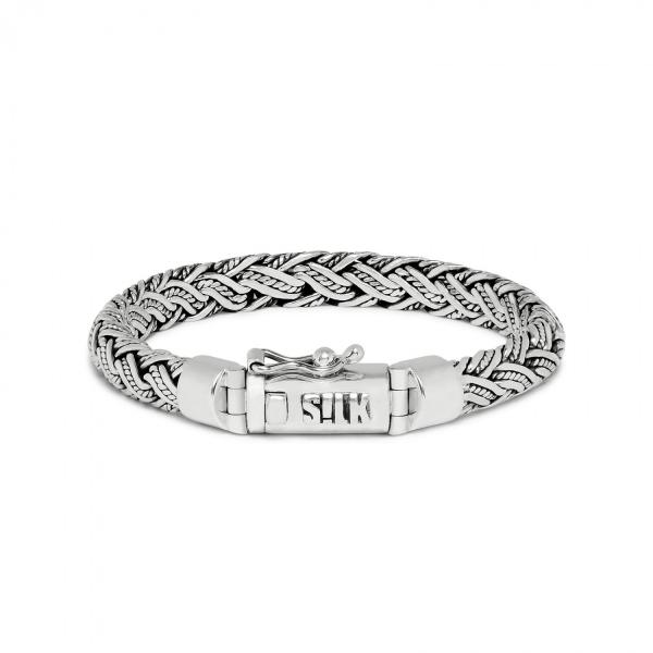 Deze bijzondere hand gevlochten zilveren armband heeft een mooie vossenstaart structuur van met bolletjes bewerkt draad, combineert ook goed naast een ronde leren armband uit de collectie van SILK Jewellery. een SILK armband wordt volledig met de hand gemaakt door onze bekwame Balinese & Javaanse zilver smeden. De double fox structuur dankt haar naam aan de vossenstaart schakel. De sieraden bestaan uit meerdere slanke vossenstaart schakels die met een dubbele streng met de hand gevlochten zijn en samen een bijzonder geheel vormen. De armband wordt in een mooie luxe geschenkverpakking verpakt.