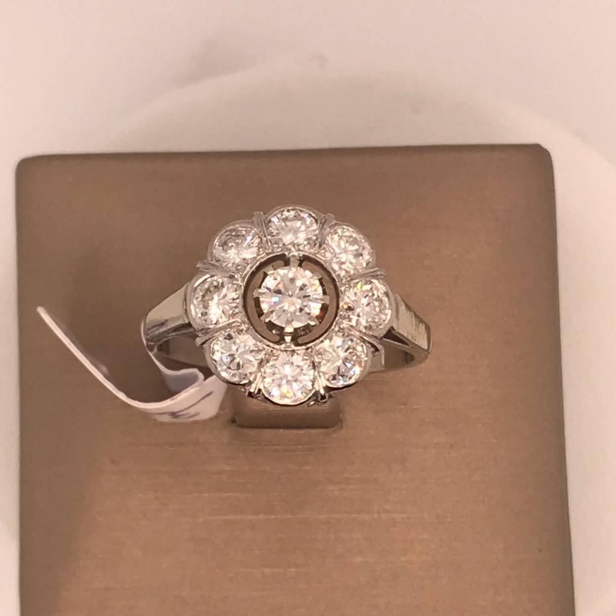 prachtige witgouden rozet ring, uitgevoerd met diamanten