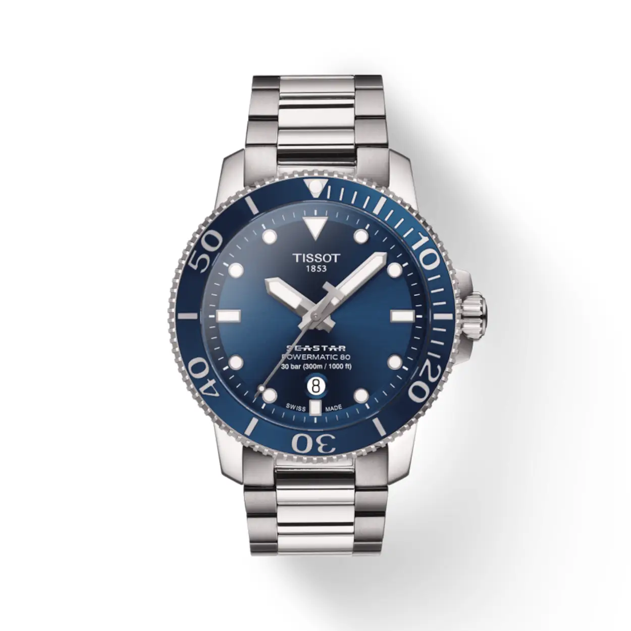 De Tissot Seastar 1000 Powermatic 80 is een elegant horloge voor liefhebbers van watersport dat op naadloze wijze stijl en prestatie combineert. De sportieve look is subtiel genoeg om het horloge zowel overdag als ‘s avonds te kunnen dragen, waarbij het Powermatic 80-uurwerk met een gangreserve van 80 uur superieure nauwkeurigheid biedt. Ook water vormt geen probleem, want dit robuuste exemplaar is bestand tegen een druk tot 30 bar (1000 ft), wat wordt weerspiegeld in de naam van het horloge zelf.