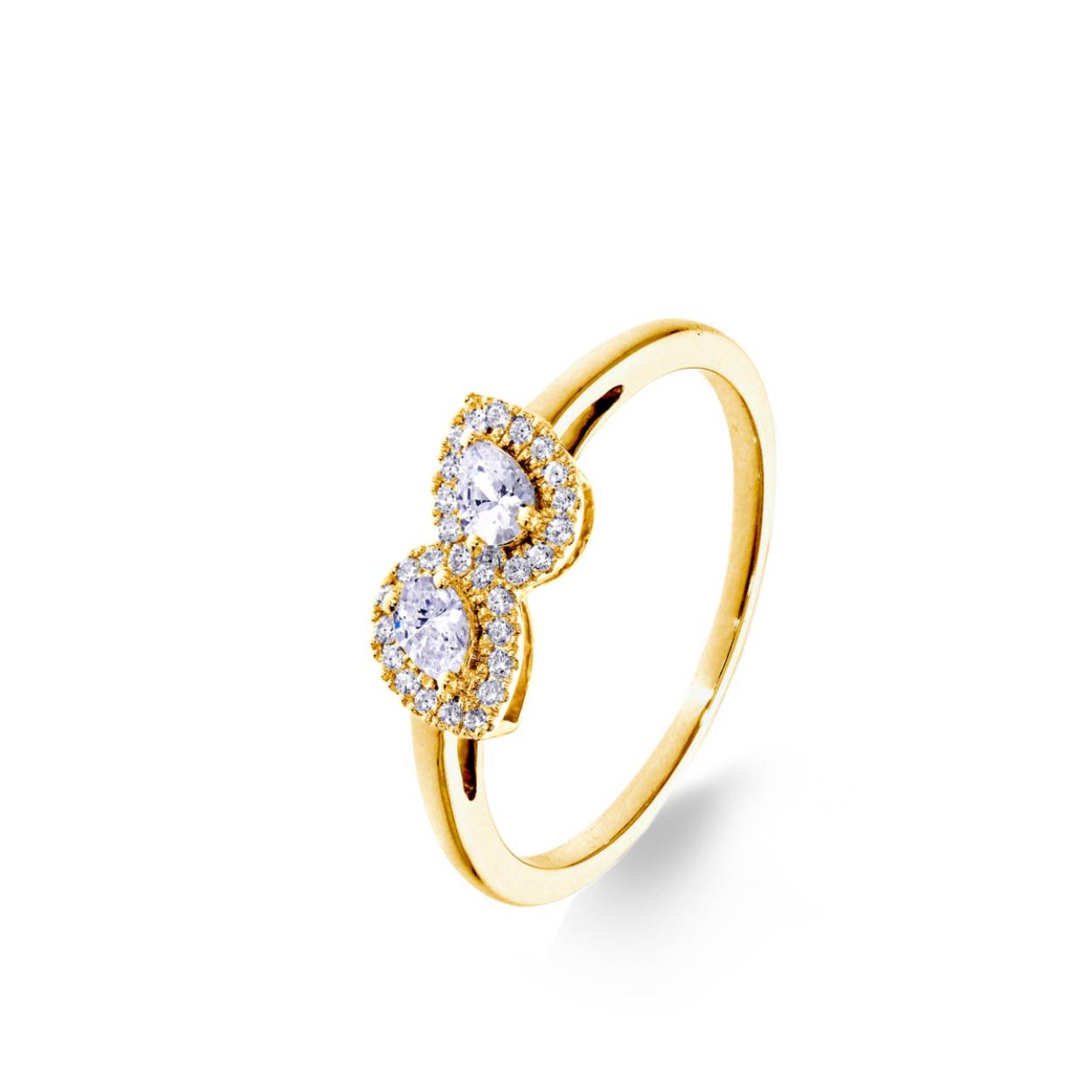De ring is vervaardigd uit 18 kt geelgoud. De kop van de ring is voorzien van 2 briljant in peer vorm van elks 0.16ct en daarrond gezet met briljant voor 0.11ct.