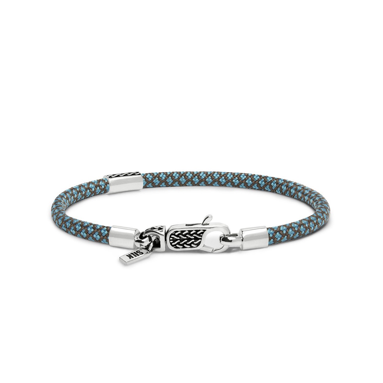 De nieuwste toevoeging aan de SILK collectie zijn de Azure, Emerald en Terra paracord armbanden, ontworpen met een luxe zilveren karabijnsluiting. Deze diepgekleurde armbandjes voegen stijl en kleur toe aan je arm en zijn verkrijgbaar in twee varianten: een met charm en een zonder charm.

De sterke, duurzame paracord armbanden zijn in verschillende lengte maten verkrijgbaar. Deze collectie is ontworpen om kleur toe te voegen aan je zilverstack. Door de paracord armbanden te combineren met andere sieraden creëer je een kleurrijk en speels geheel.