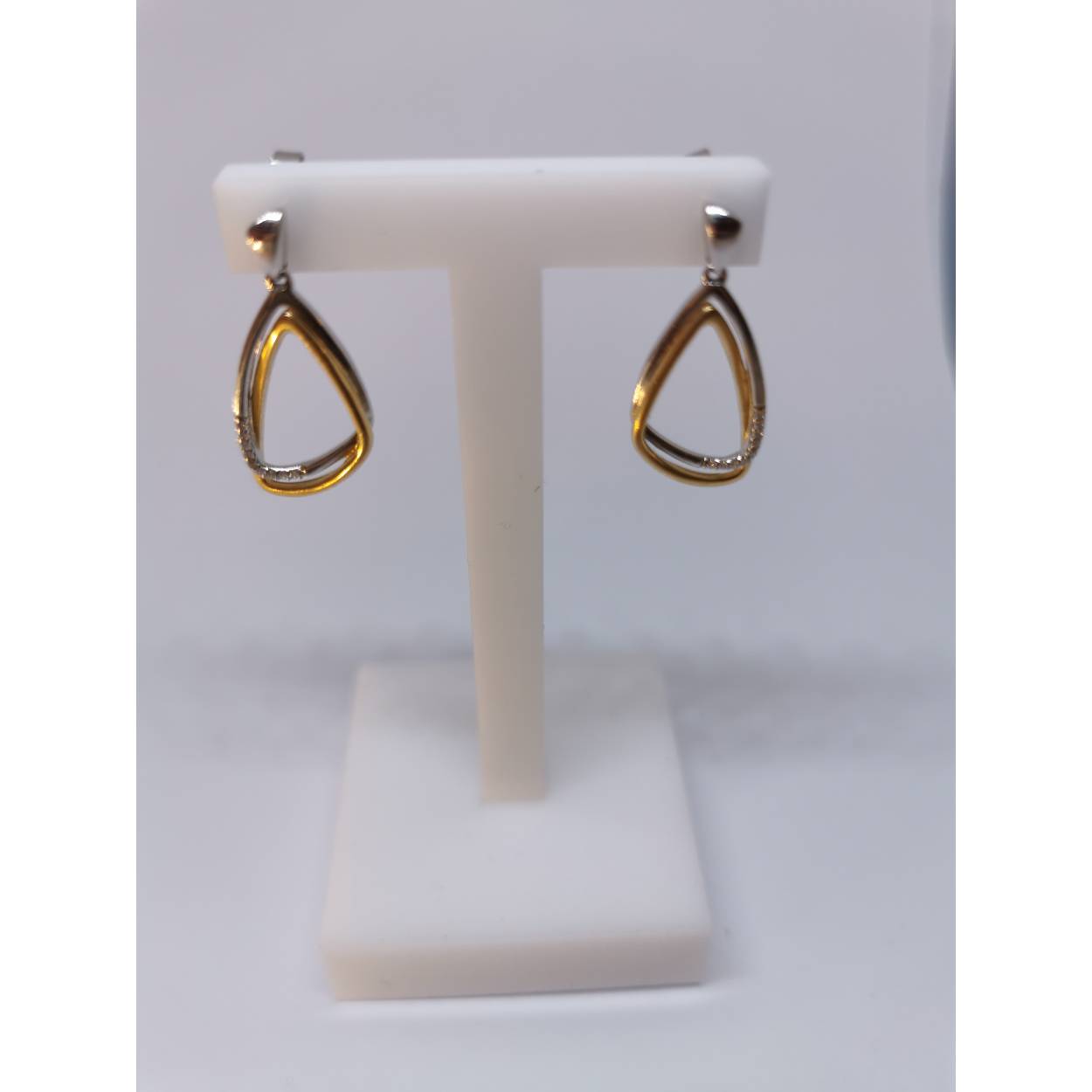 18 Karaat bi-color fantasie oorhangers. Geel gouden driehoek door een wit gouden driehoek met diamanten.

Soort: Diamant
Slijpvorm: briljant
Karaat: 0.06
Helderheid: VS
Kleur: G
Aantal: 1