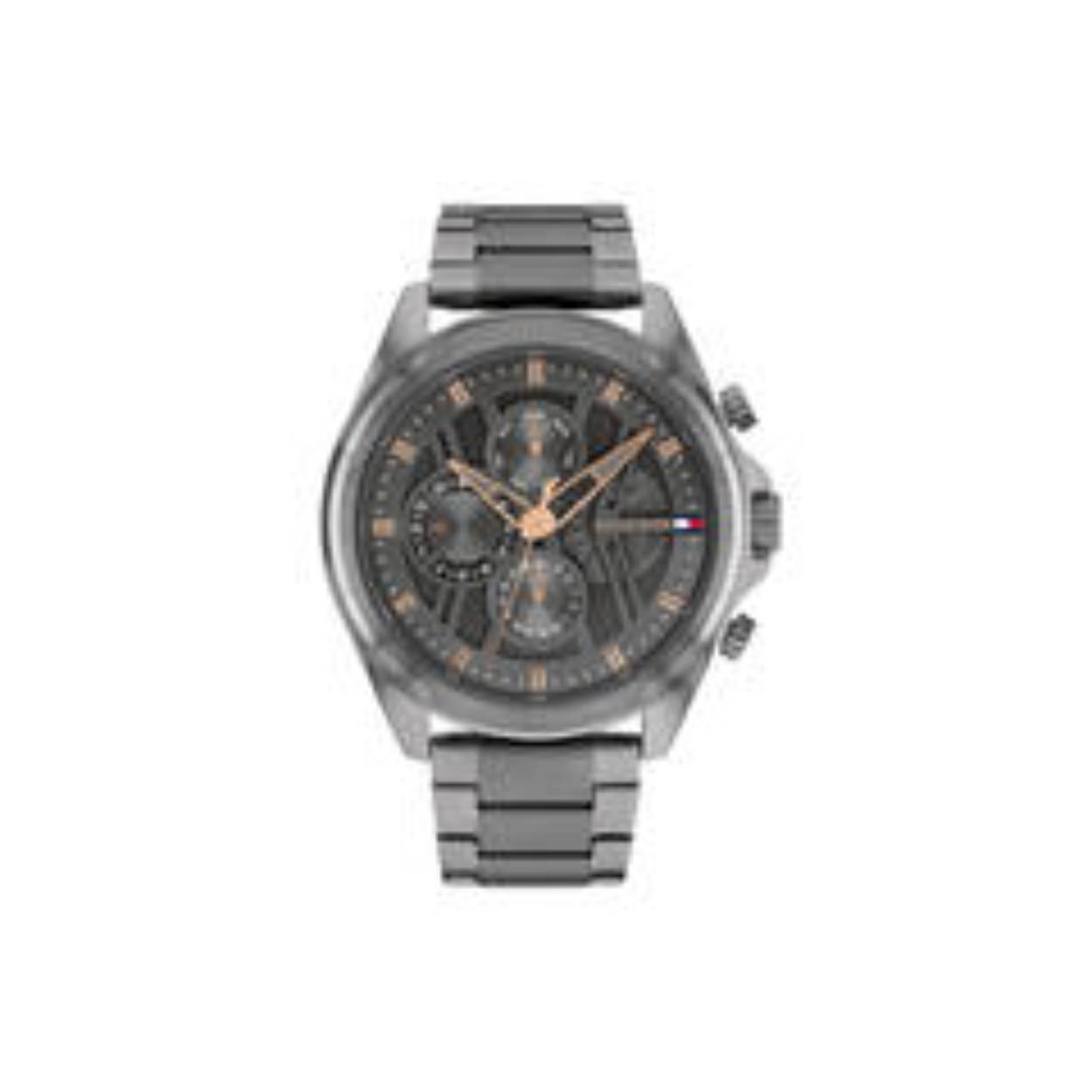 Tommy Hilfiger TH1710657 Horloge Heren Staal Goudkleurig 48mm
Dit specifieke horloge van Tommy Hilfiger uit de Jax serie met artikelnr: TH1710657 is een luxe herenhorloge die niet in je collectie mag ontbreken. Het stalen herenhorloge heeft een ronde grijze kast met een matte bezel en een grijze dubbele wijzerplaat met dag, datum en 24-uursaanduiding. Aan de kast zit een grijze mat glanzende schakelband met vouwsluiting. Het horloge heeft een mineraalglas, een doorsnee van 48mm en is 5ATM.  

Het merk:
Sinds de lancering van het merk in 1985 is Tommy Hilfiger wereldwijd bekend geworden als pionier van de klassieke Amerikaanse coole stijl. Geïnspireerd door de iconische popcultuur en het Amerikaanse erfgoed. De dames en herencollectie van dit seizoen bestaan uit minimalistische silhouetten en rustieke lederen details. De herenhorlogecollectie biedt iconische uurwerken met roestvrijstalen, lederen en siliconen banden.

Specificaties:
- Mineraalglas
- Ronde kast 48mm
- Grijze horlogekast
- Grijze wijzerplaat
- Grijze schakelband 
- 5ATM