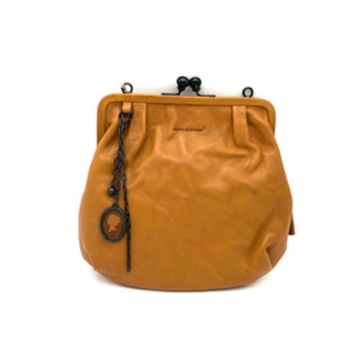 Mrs. Fortune Cookie – Aunts & Uncles

Een stijlvolle verrassing in tasvorm

Mrs. Fortune Cookie is een echte winnaar uit de geliefde Grandma's Luxury Club-collectie van Aunts & Uncles. Deze charmante crossbody tas is gemaakt van hoogwaardig, plantaardig gelooid premium rundleer en valt op door de kenmerkende, licht gekreukelde look.

De tas heeft een nostalgische clip-sluiting en kan zowel als crossbody of als clutch gedragen worden — ideaal voor elke gelegenheid. Binnenin vind je een slim georganiseerd interieur, inclusief een uitneembaar extra tasje, een kaartvakje, een sleutelkoord en een praktische vakverdeling. De vintage ketting met hanger maakt het geheel helemaal af.

Details:

2-in-1: crossbodytas en clutch
Hoofdvak met klassieke clip-sluiting
Ritsvak aan de binnenzijde
Ritsvak aan de achterzijde
Uitneembaar extra tasje
Insteekvak en kaartvak
Sleutelkoord (lanyard)
Afneembare en verstelbare schouderriem
Sierlijke schakelketting met vintage hanger
Specificaties:

Kleur: Caramel
Gewicht: ca. 0,39 kg
Inhoud: ca. 2 liter
Afmetingen: ca. 24,5 x 4 x 21 cm
Lengte schouderriem: ca. 75 – 130 cm
Collectie: Grandma’s Luxury Club
Laat je verrassen door het karakter en de charme van Mrs. Fortune Cookie – jouw nieuwe favoriet voor elke dag.