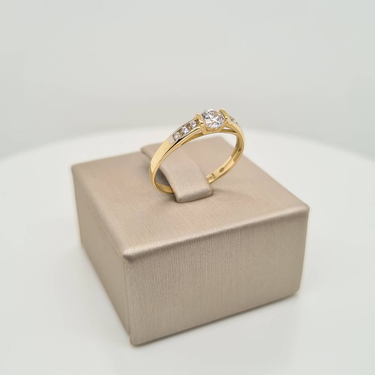 Prachtige 14krt gouden ring.

Deze ring is maat 52 (16,5), heeft u interesse in een andere maat? Neem dan contact met ons op.