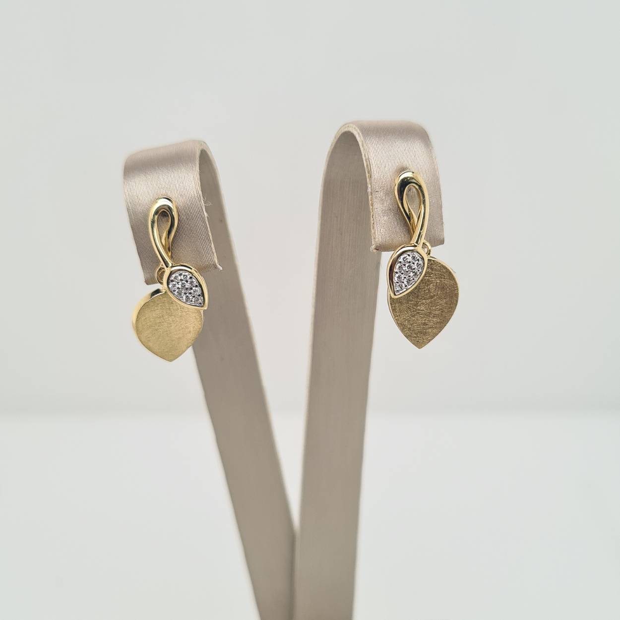 Prachtige 14krt gouden oorsieraden met diamant, 0,06crt H SI1. 

