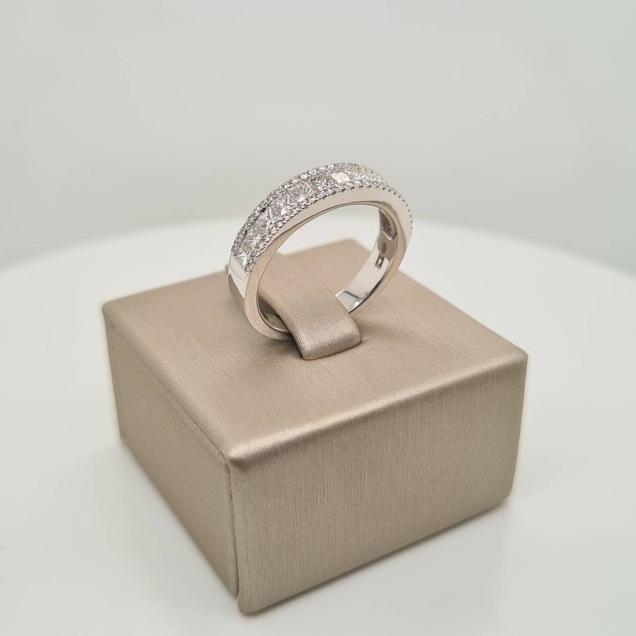Prachtige 14krt witgouden ring met diamanten 0,98crt H Si.

Deze ring is maat 52 (16,5), heeft u interesse in een andere maat? Neem dan contact met ons op.