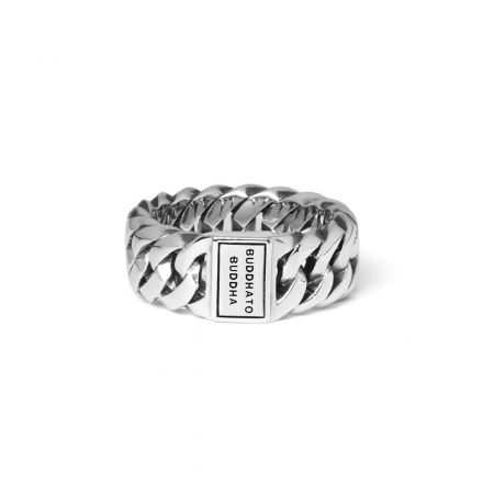 The Chain Small Ring: een echte bestseller op basis van de Chain schakel. Handgemaakt en tijdloos, de sterling zilveren ring kan perfect gecombineerd worden met andere sieraden uit de Chain familie, zoals bijvoorbeeld de armband of oorbellen. De Chain Small ring is smaller dan de Chain ring. Deze ring valt binnen categorie brede ringen.