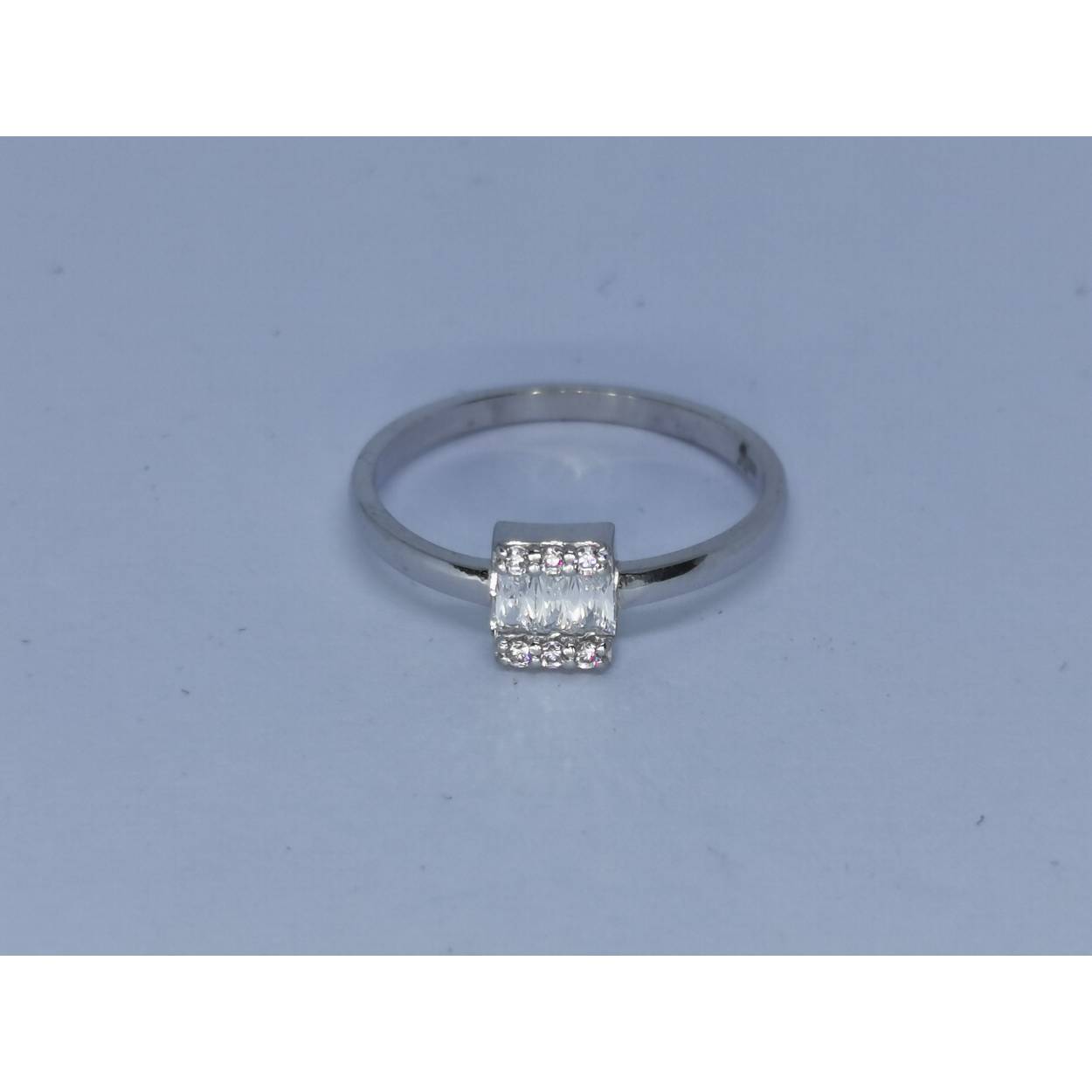 14 Karaat wit gouden ring met drie baguette geslepen zirkonia's en zes briljant geslepen zirkonia's.

Deze ring is ook leverbaar met briljant geslepen diamanten, zie artikel EBRD0023.

Deze ring is alle maten leverbaar. U kan bij het afrekenen, bij het kopje opmerkingen vermelden welke maat u wenst.