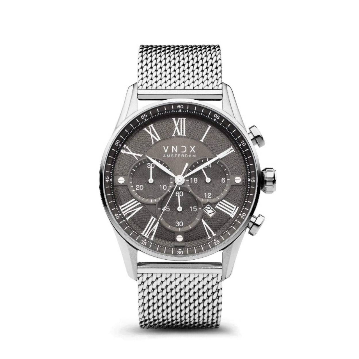 The Boss Grijs, een stijlvol en tijdloos horloge voor iedere gelegenheid. De solide stalen kast is tot in de details gevuld met de wijzerplaat. Met zijn diameter van 45 mm is deze ‘Boss’ voorzien van verschillende functies. Aangedreven door een krachtige chronograaf.

De gevarieerde grijze wijzerplaat is voorzien van een stopwatch, een datum aanduiding en een 24-uurs klok. Zo is The Boss net als zijn naam een allrounder. Door zijn tijdloze Romeinse index, straalt de klasse ervan af.

De massief stalen mesh band sluit zich perfect aan op de pols, door zijn verschuifbare sluiting is The Boss eenvoudig op maat te maken. Zo neem jij samen met The Boss de controle over je leven.

Wandel je eigen weg, sta achter je eigen keuzes en vertrouw dat de tijd zal leren. Het is nooit te laat om je eigen baas te zijn!