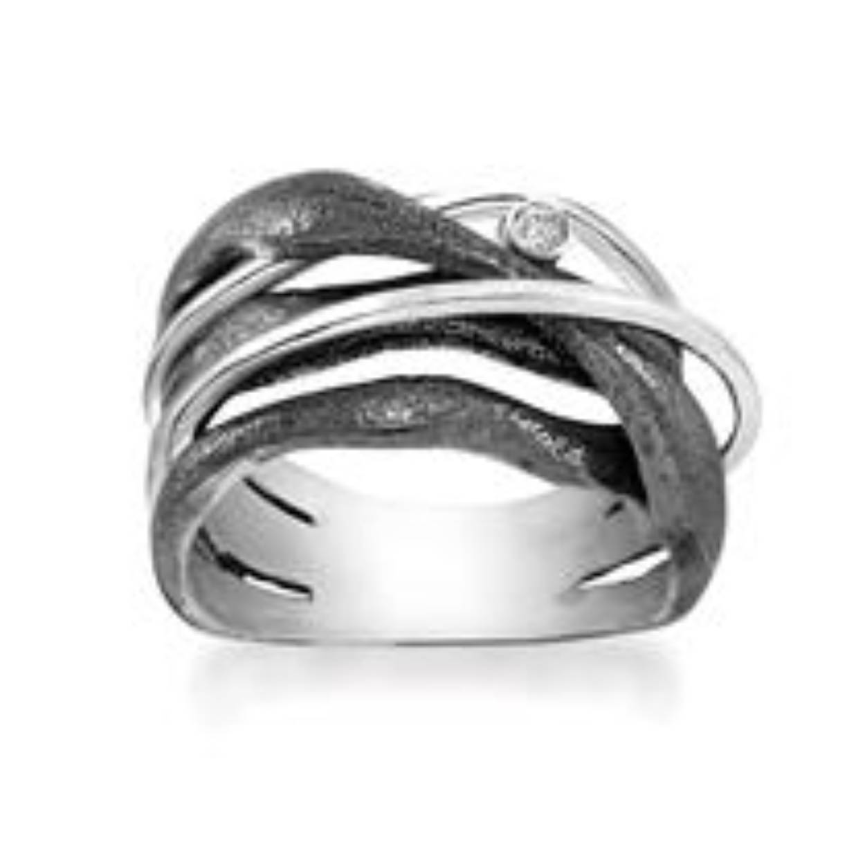 Deze sterling zilveren ring is afgewerkt met een topaas steentje.