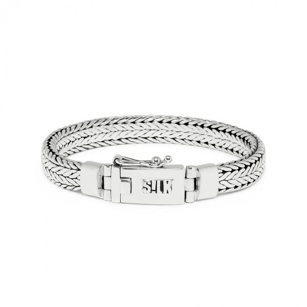 Sierlijke sterling zilveren armband gemaakt van een fijne platte vlechtstructuur. Deze armband kan gedragen worden door zowel mannen als vrouwen. De armband wordt in een mooie luxe geschenkverpakking verpakt.