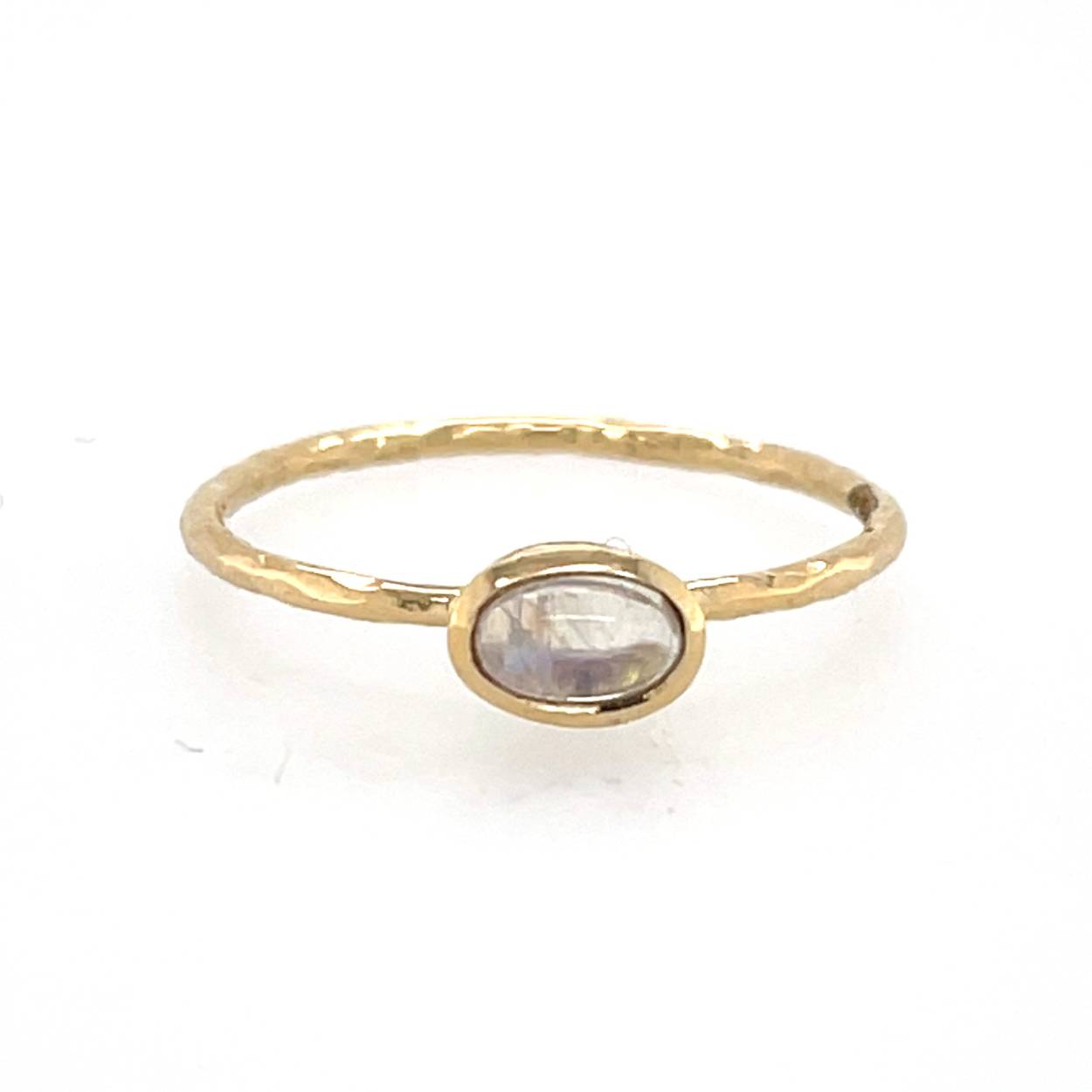 stapelring 14kt goud met cabochon geslepen maansteen