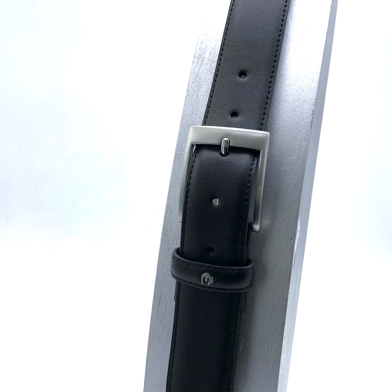 Stevige zwarte leren riem van Esquire. De gesp is glanzend nikkel. 
De riem is aan beide zijkanten gestickt.
De riem is 3,5 cm breed en de lengte van de riem (115 cm) kan worden aangepast door middel van een schroef bij de gesp. Hierdoor is het mogelijk de riem letterlijk korter te knippen. 
Zo personaliseer je je eigen riem!
