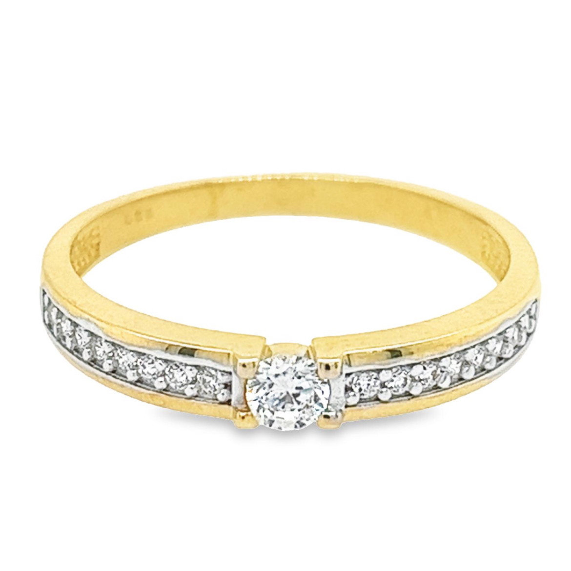 Deze geel gouden ring heeft in het midden een grote briljant geslepen zirkonia steen, deze is laag gezet tussen vier zetpoten. Naast deze zirkonia steen zijn twee rijen met kleine briljant geslepen zirkonia stenen gezet. Deze ring heeft werkelijk een schitterende uitstraling.