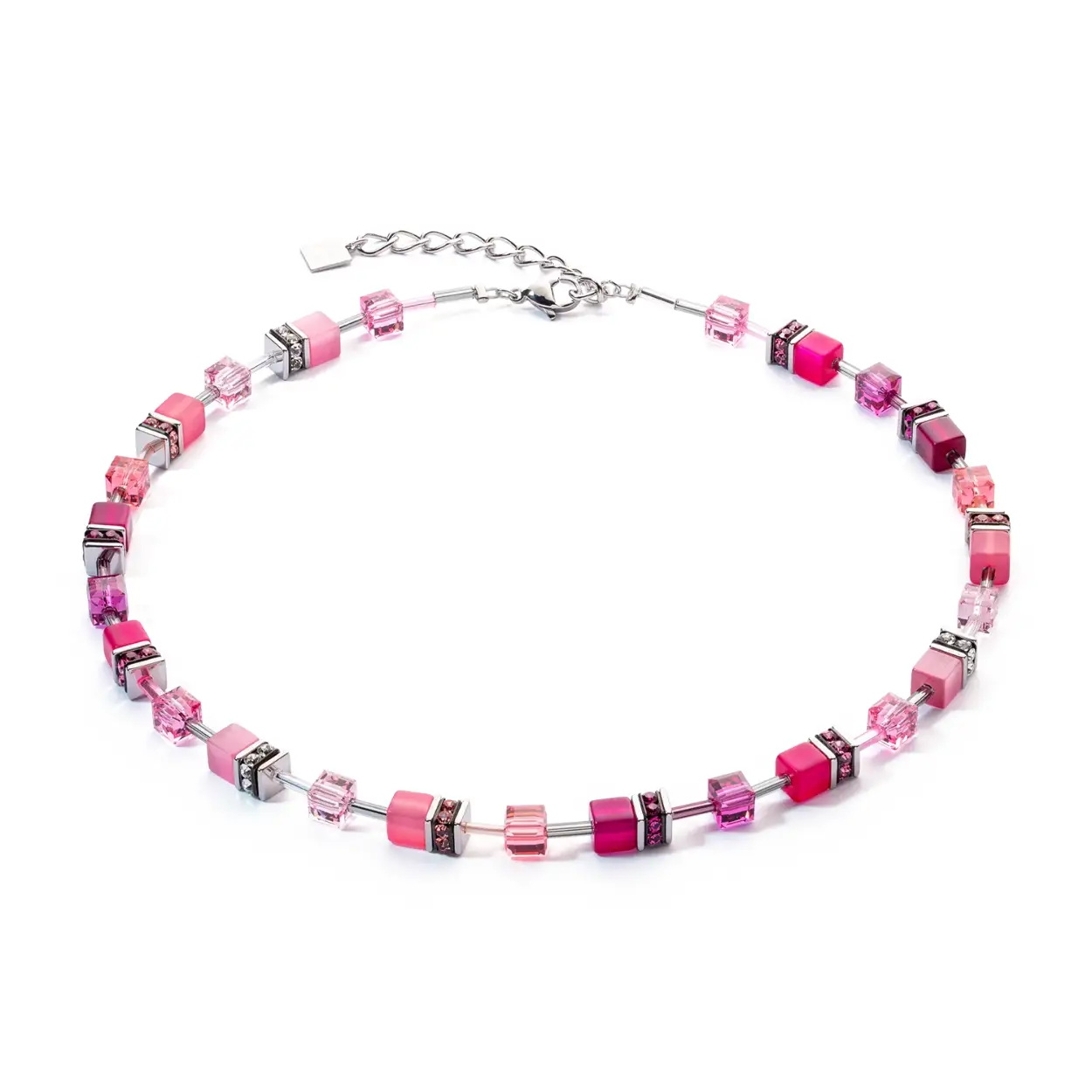 Viva Magenta! We brengen een eerbetoon aan de modekleur van dit jaar met een serie waarvan de naam alles zegt. Verfijnde Swarovski®-kristallen en levendige GeoCUBES® komen samen in een opvallende kleurstelling en maken van deze korte ketting dé must-have van het seizoen. Pure joie de vivre – viva magenta!
Dankzij de roestvrijstalen sluiting is de lengte 6 cm verstelbaar.
Maak deze stijl compleet met de Viva Magenta-armband en -oorbellen.