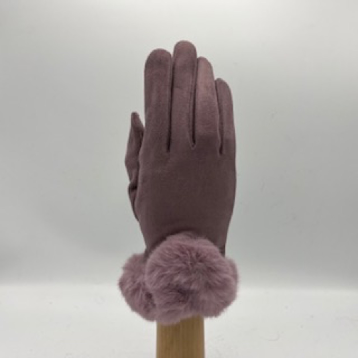 Modische handschoen ontwikkeld in Italië. Heerlijk zacht en natuurlijk warm.