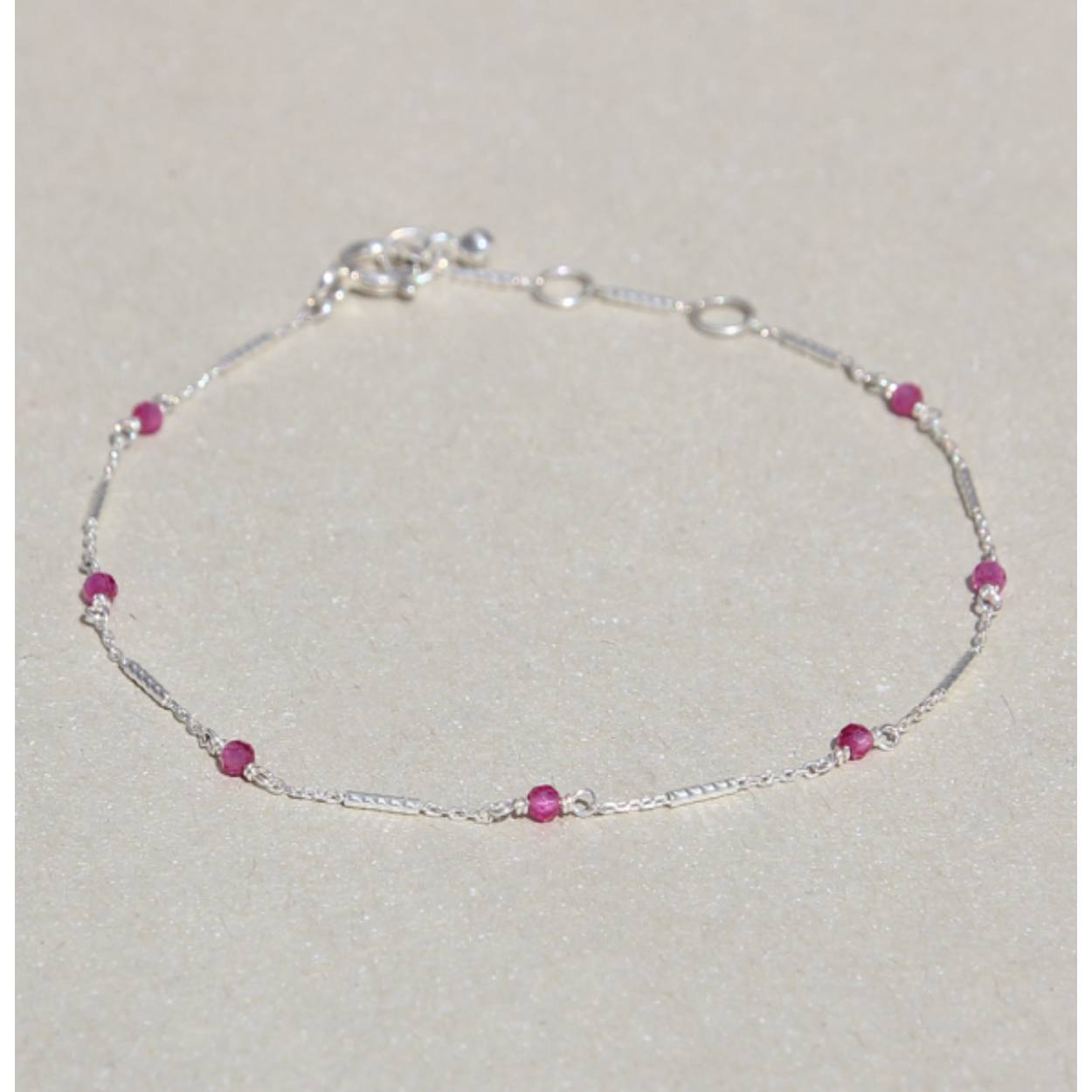 Armband met synthetische robijn
