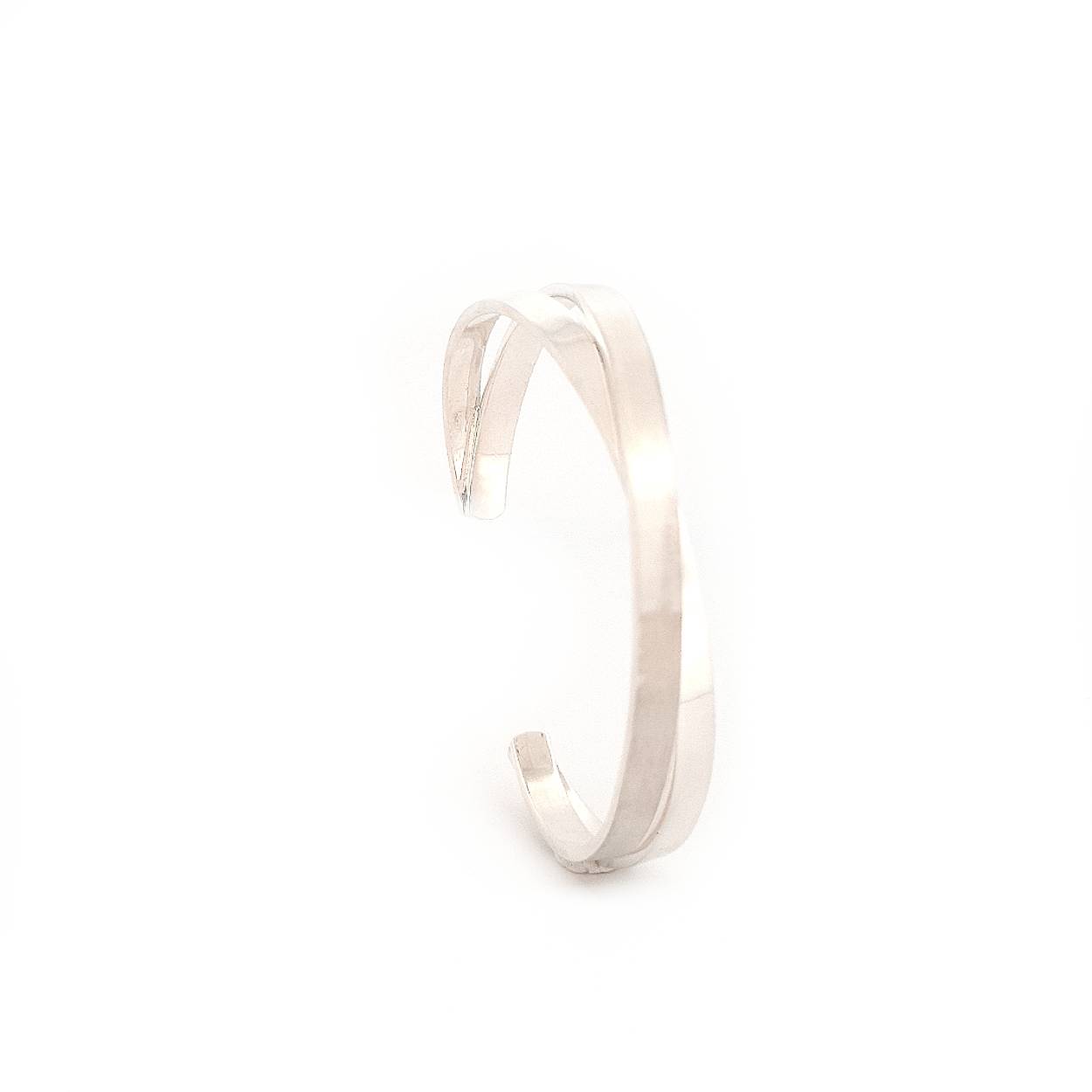 Sierlijke verfijnde armband van zilver. Heeft letterlijk 2 kanten, een stoere matte en een glanzende schoonheid.

Sierlijke verfijnde draden laten deze ontwerpen voor zichzelf spreken. Met een letterlijke twist zijn deze sieraden goed draagbaar en makkelijk te combineren. Een energieke wikkel van sierlijkheid die jou laat stralen. Elk sieraad wordt met de hand gemaakt in ons eigen atelier en ontstaat spontaan op gevoel. Jouw Twist is dus altijd uniek.

Deze armband is makkelijk te dragen bij veel verschillende gelegenheden.


Maak een afspraak en kom deze sierlijke armband passen! Of bestel haar gelijk, dan sturen we deze mooi verpakt naar je toe.