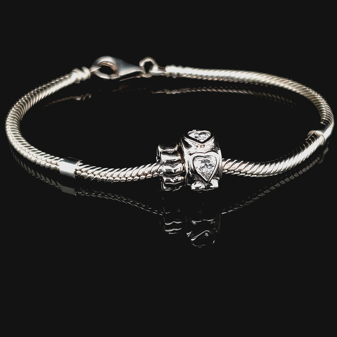 Armband met zilveren bedel met zirkonia hartjes
Armband lengte 18, 19, 20 en 21 cm