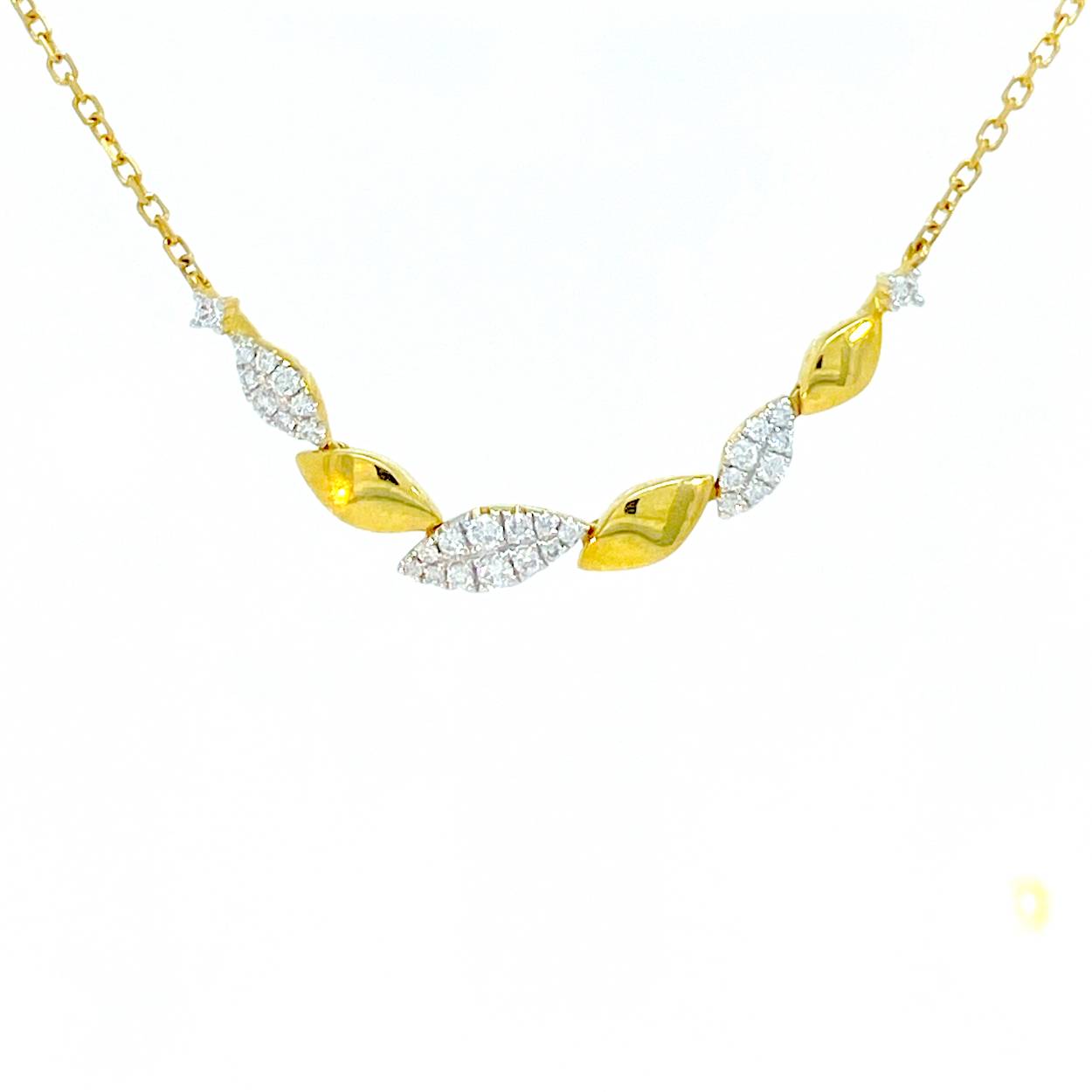 Geel gouden collier 18 karaat met 0.26ct briljant gezet