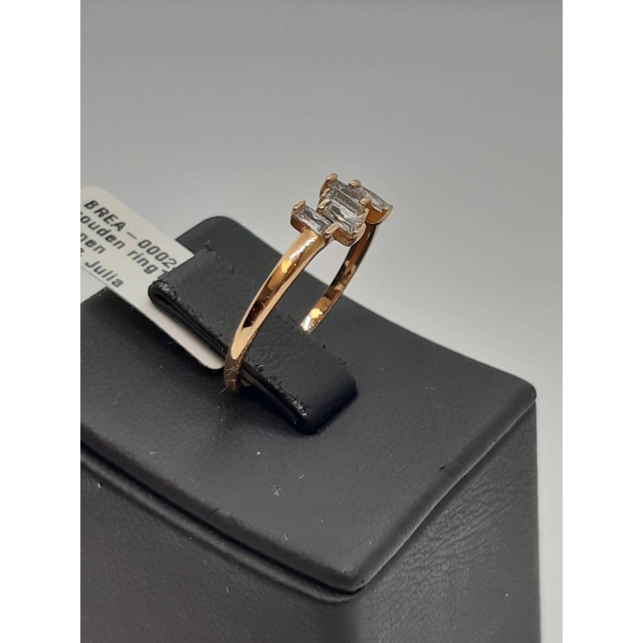 Gouden damesring met modelnummer BREA-0002490, gemaakt van 14-karaats goud en schitterende stenen. Deze glanzende ring in maat 54 heeft een prachtige goudkleur. Perfect voor zowel dagelijks gebruik als speciale gelegenheden. Combineer met andere gouden sieraden voor een stijlvolle uitstraling. Voeg elegantie toe aan elke outfit met deze verfijnde ring.
